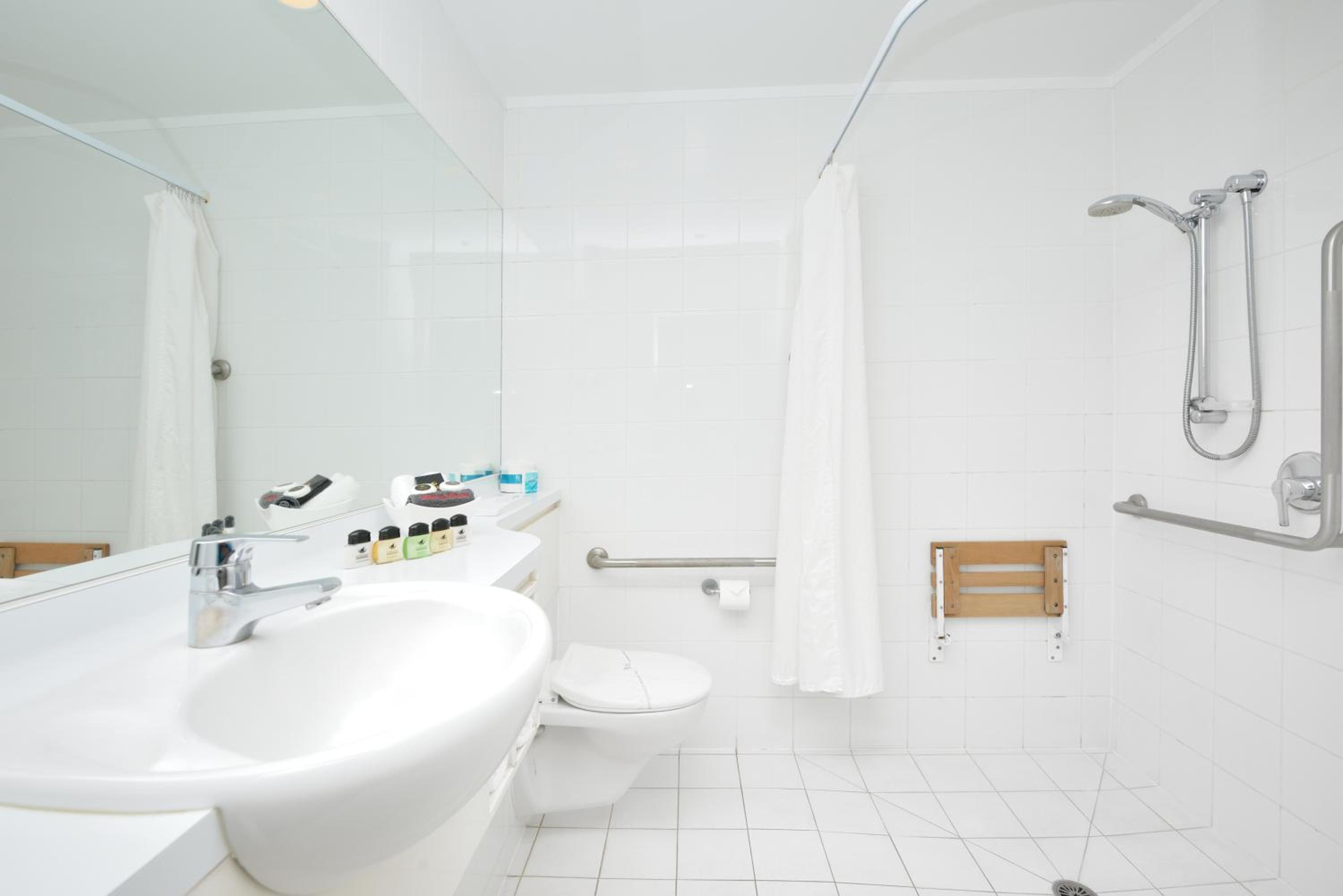 One-Bedroom Suite - Disability Access - Photo 7