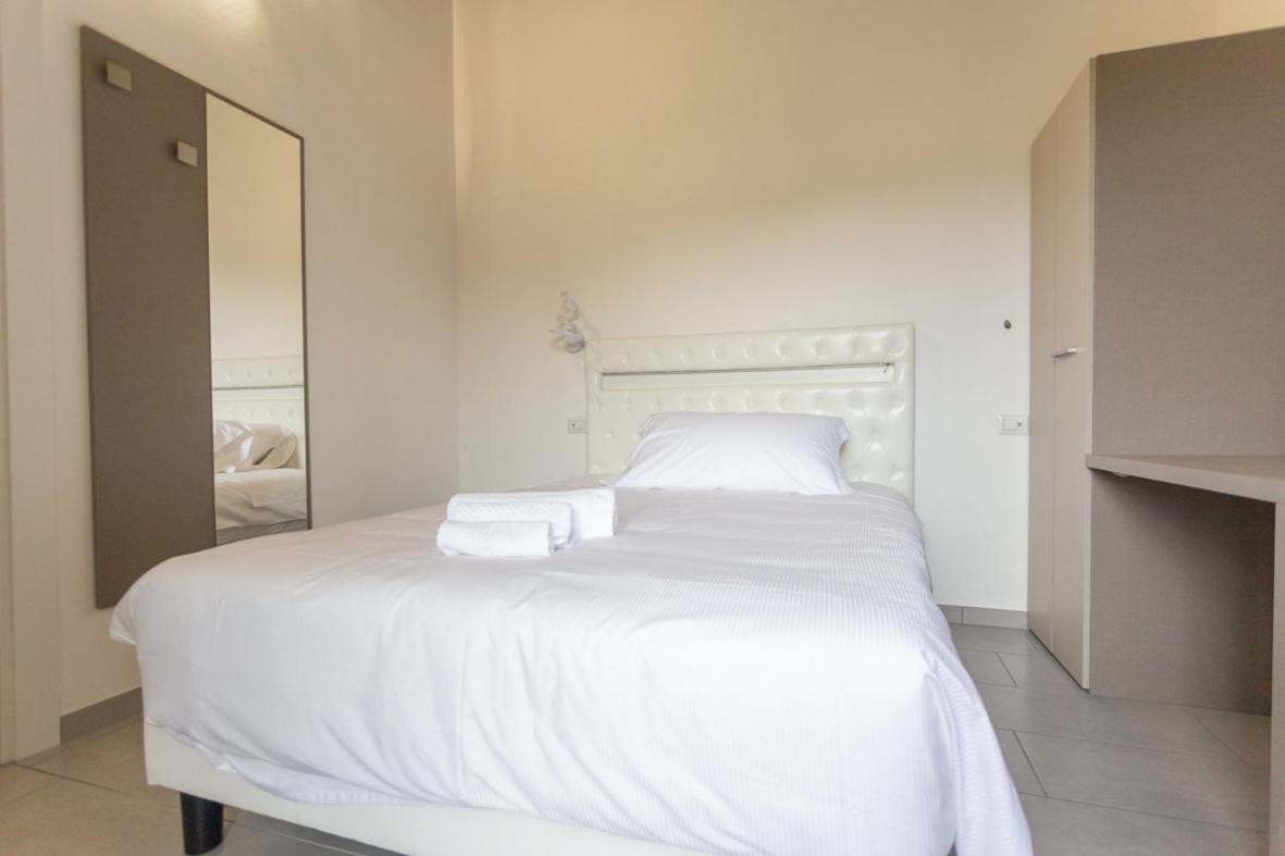 Single Room with Private Bathroom photo 2