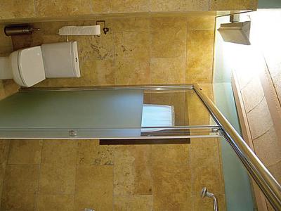 One bedroom ground floor apartment with walk-in Roman shower (2 adults) photo 3