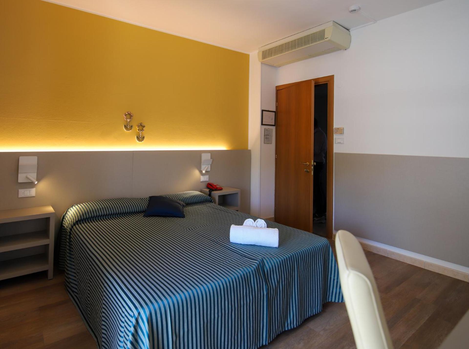 Standard Double Room - Photo 2