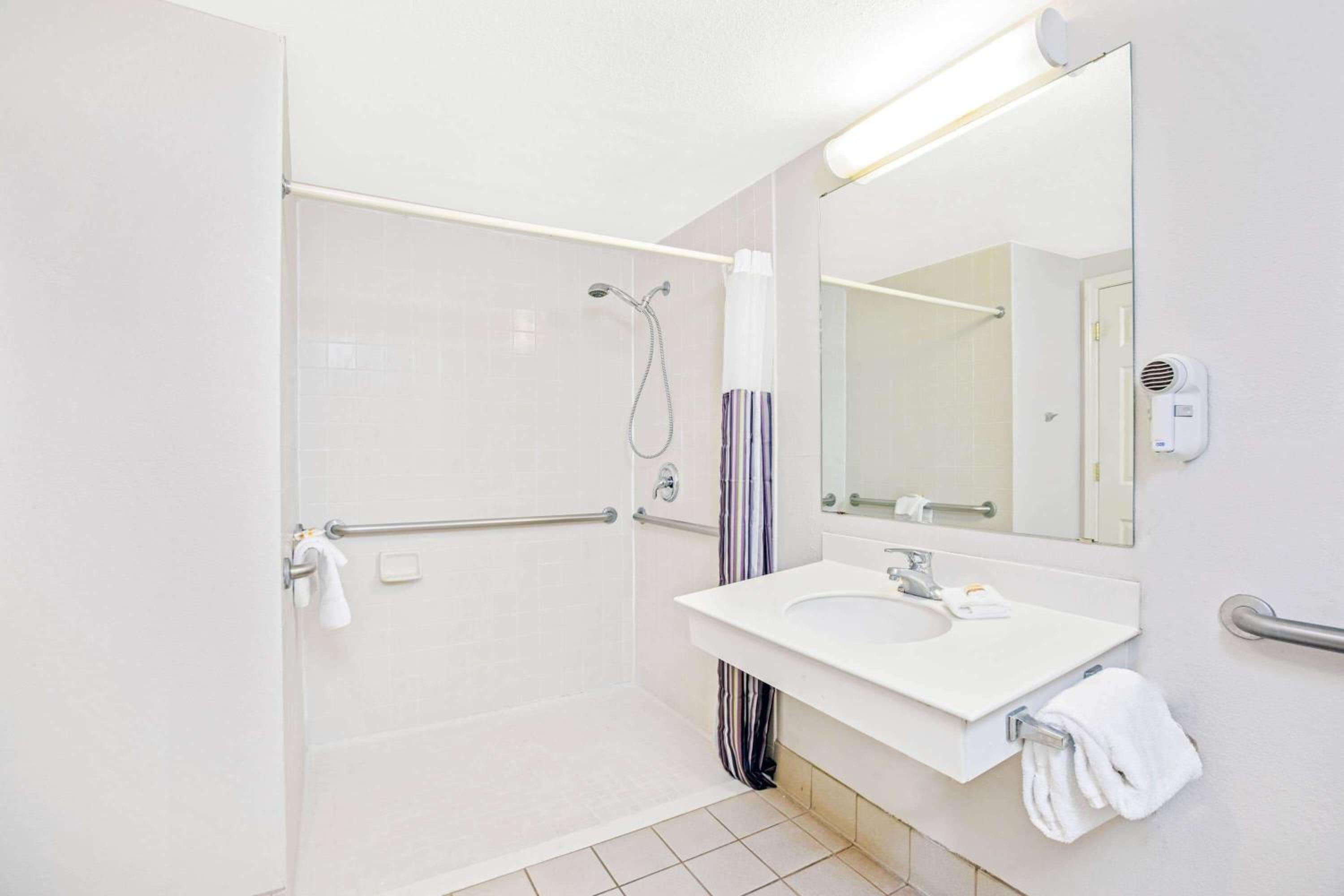King Room with Roll-In Shower - Mobility Access/Non-Smoking - Photo 4