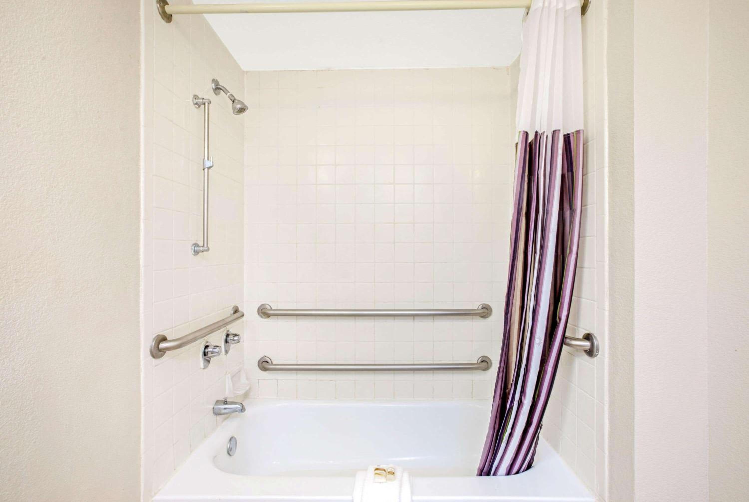 King Room with Roll-In Shower - Mobility Access/Non-Smoking - Photo 3