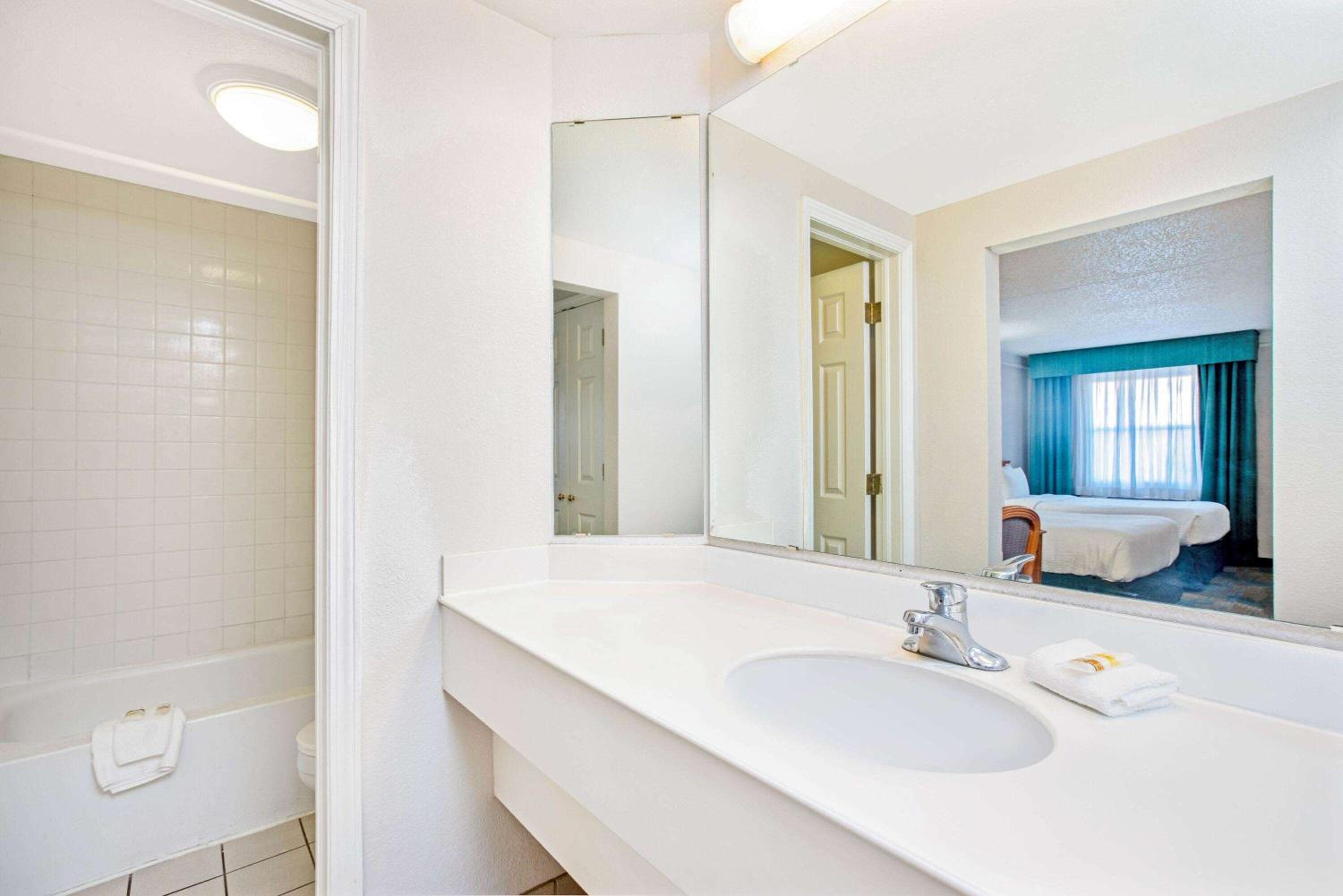 Deluxe Double Room with Two Double Beds - Photo 3
