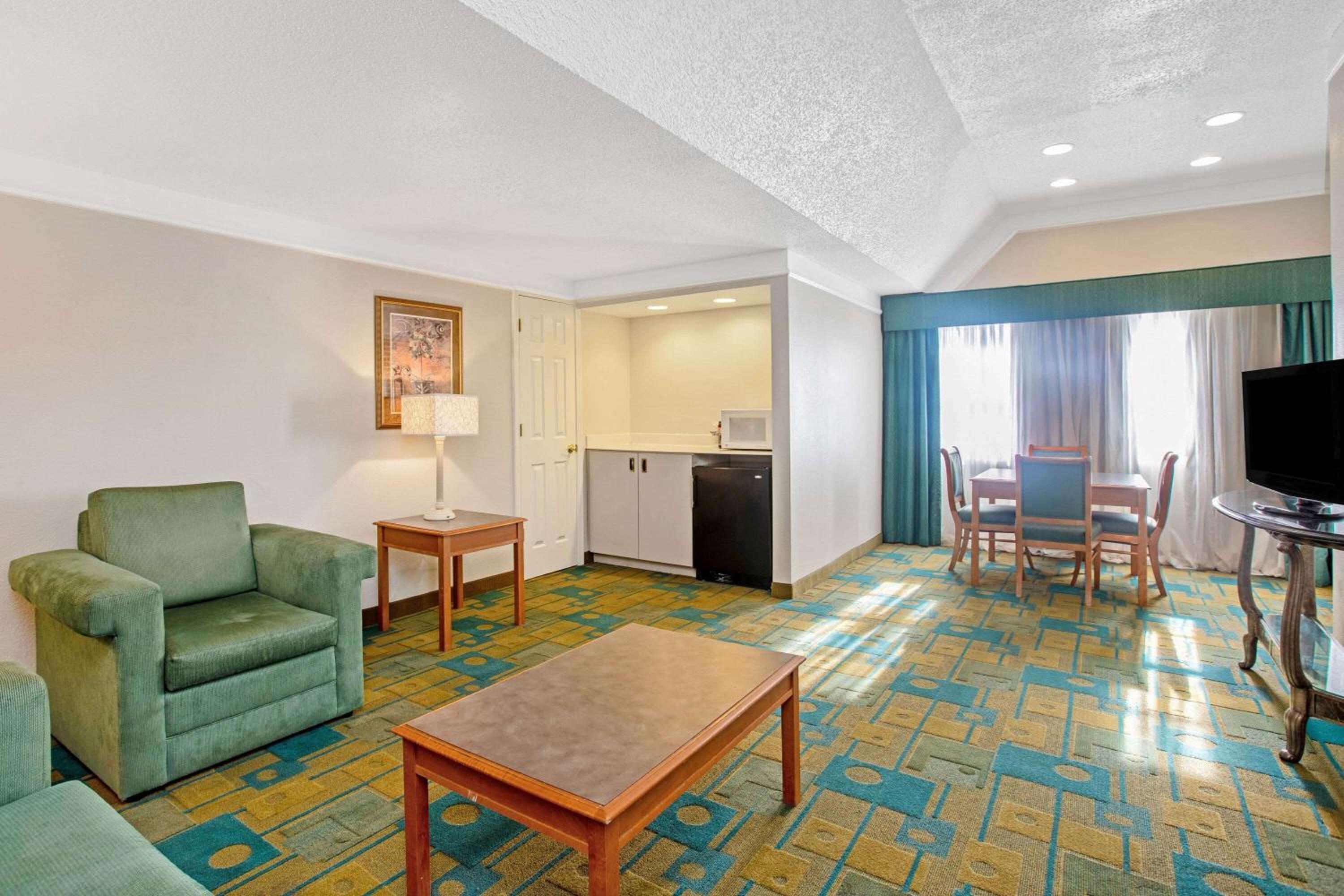 King Suite - Non-Smoking - Photo 2