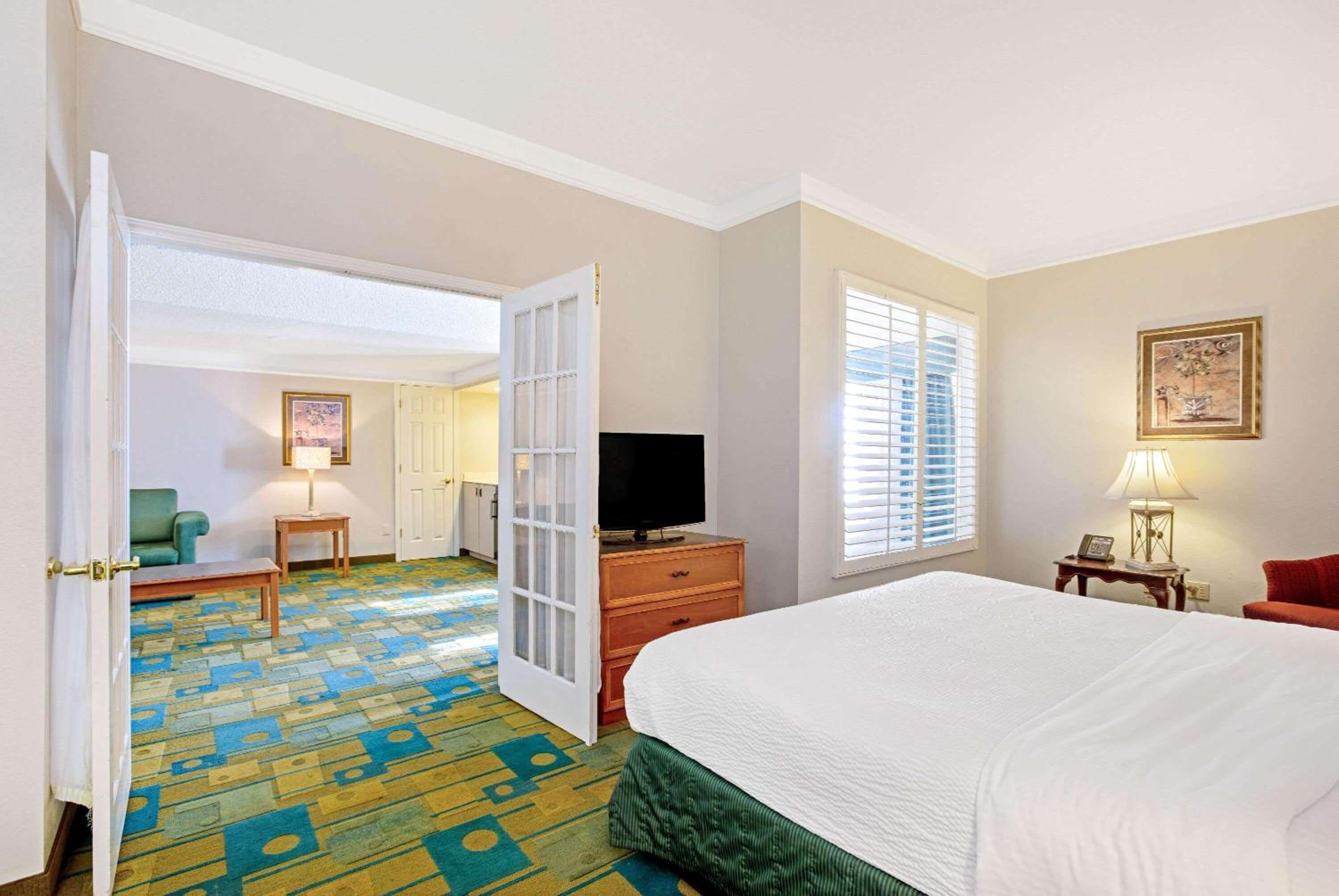 King Suite - Non-Smoking - Photo 4