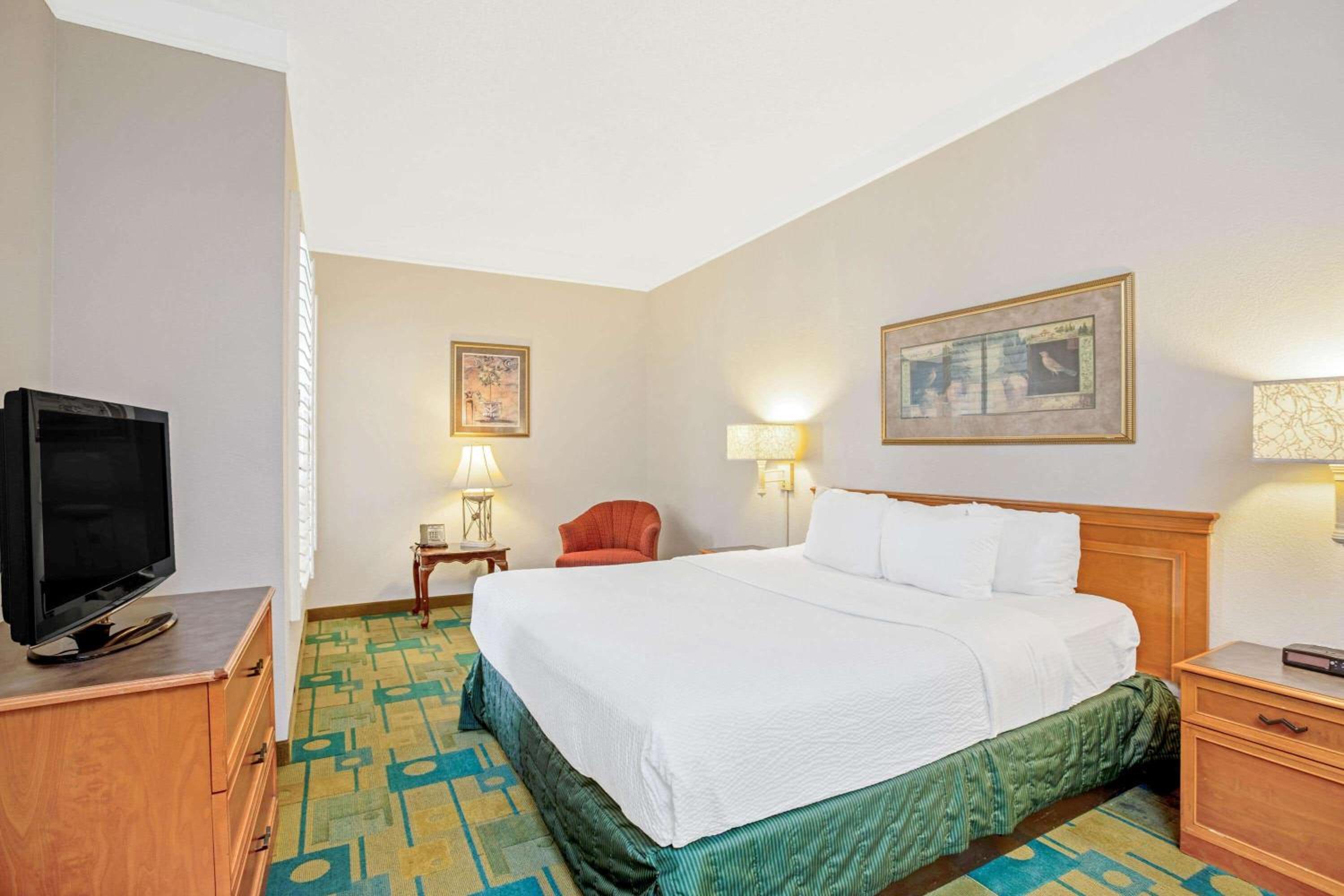 King Room with Roll-In Shower - Mobility Access/Non-Smoking - Photo 5