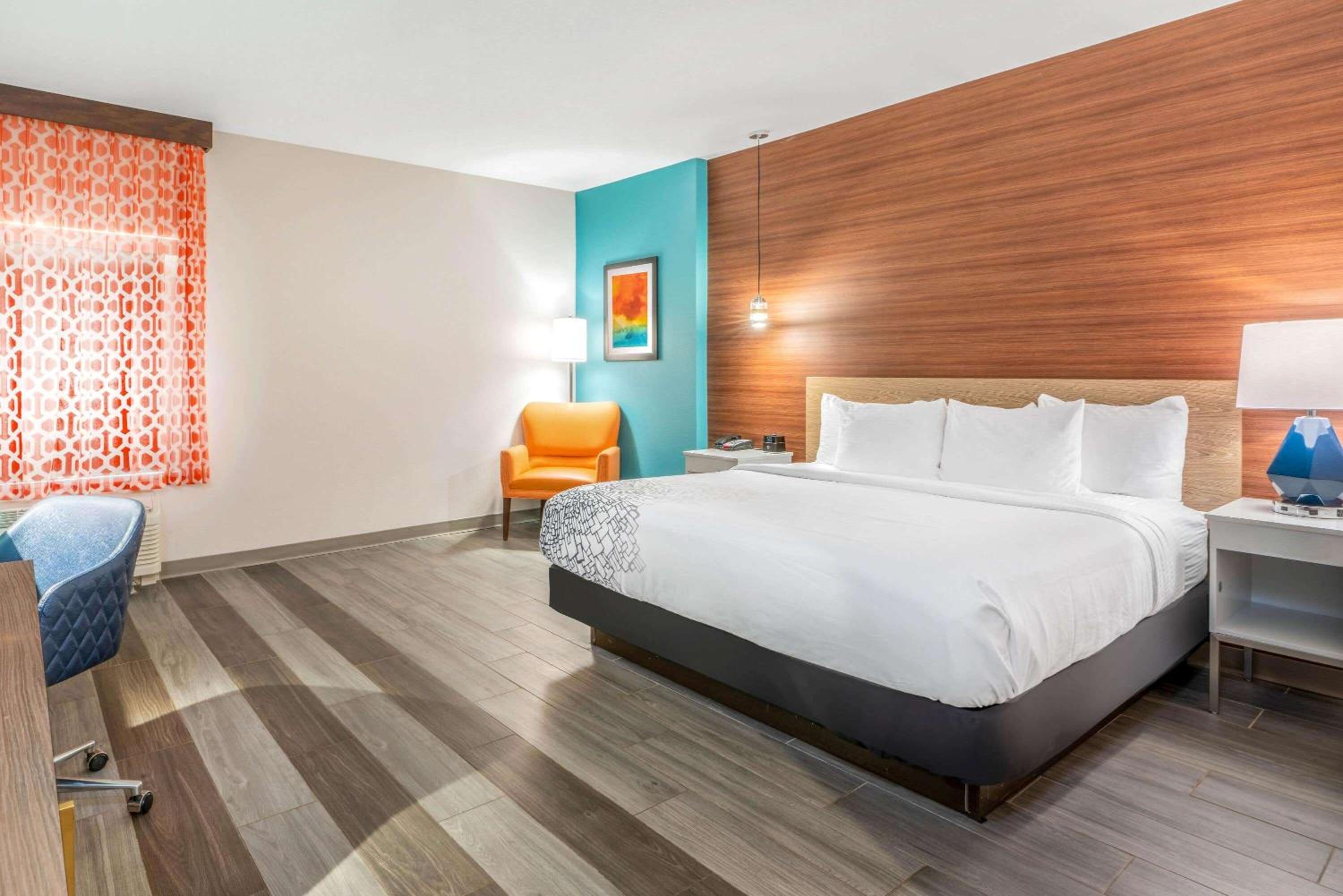 King Room with Mobility/Hearing Impaired Access - Non-Smoking photo 2