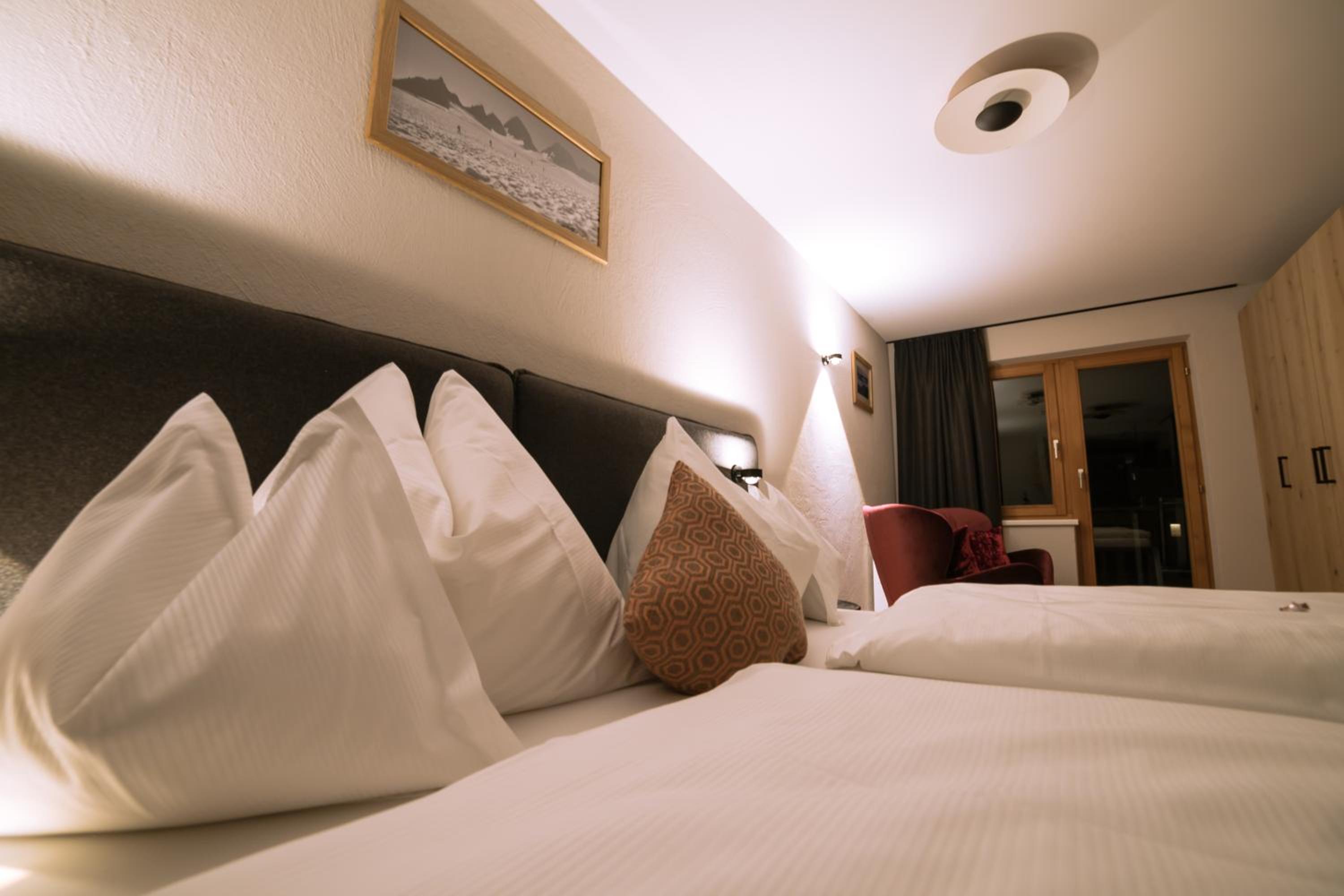 Double Room with Balcony - Photo 3