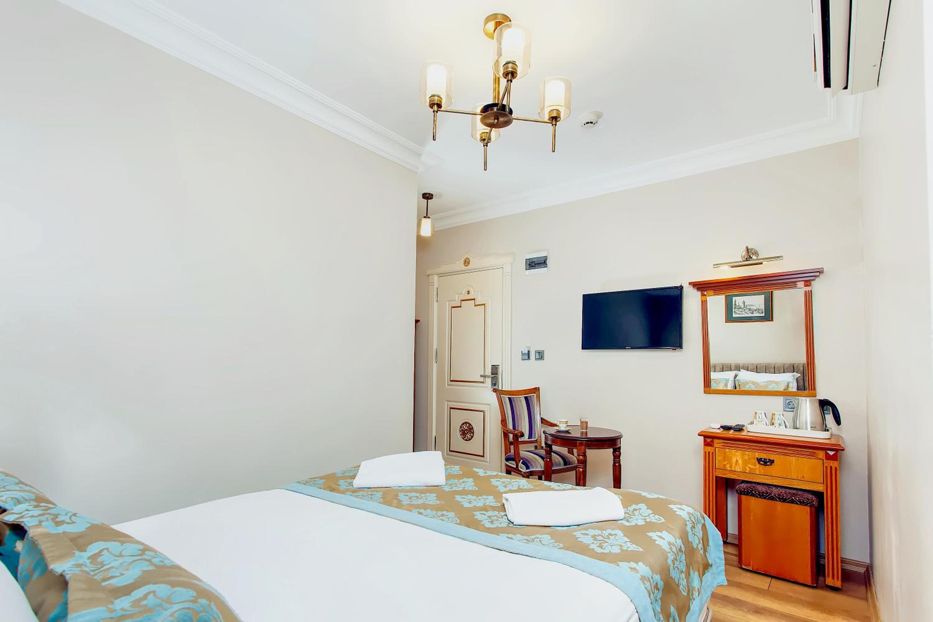 Economic Double Room - No Window photo 3
