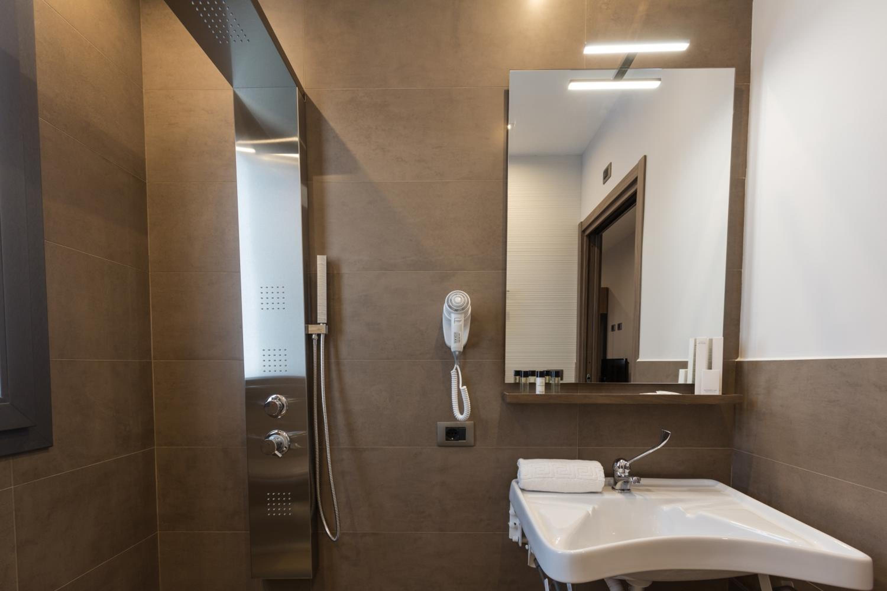 Double or Twin Room - Disability Access - Photo 2