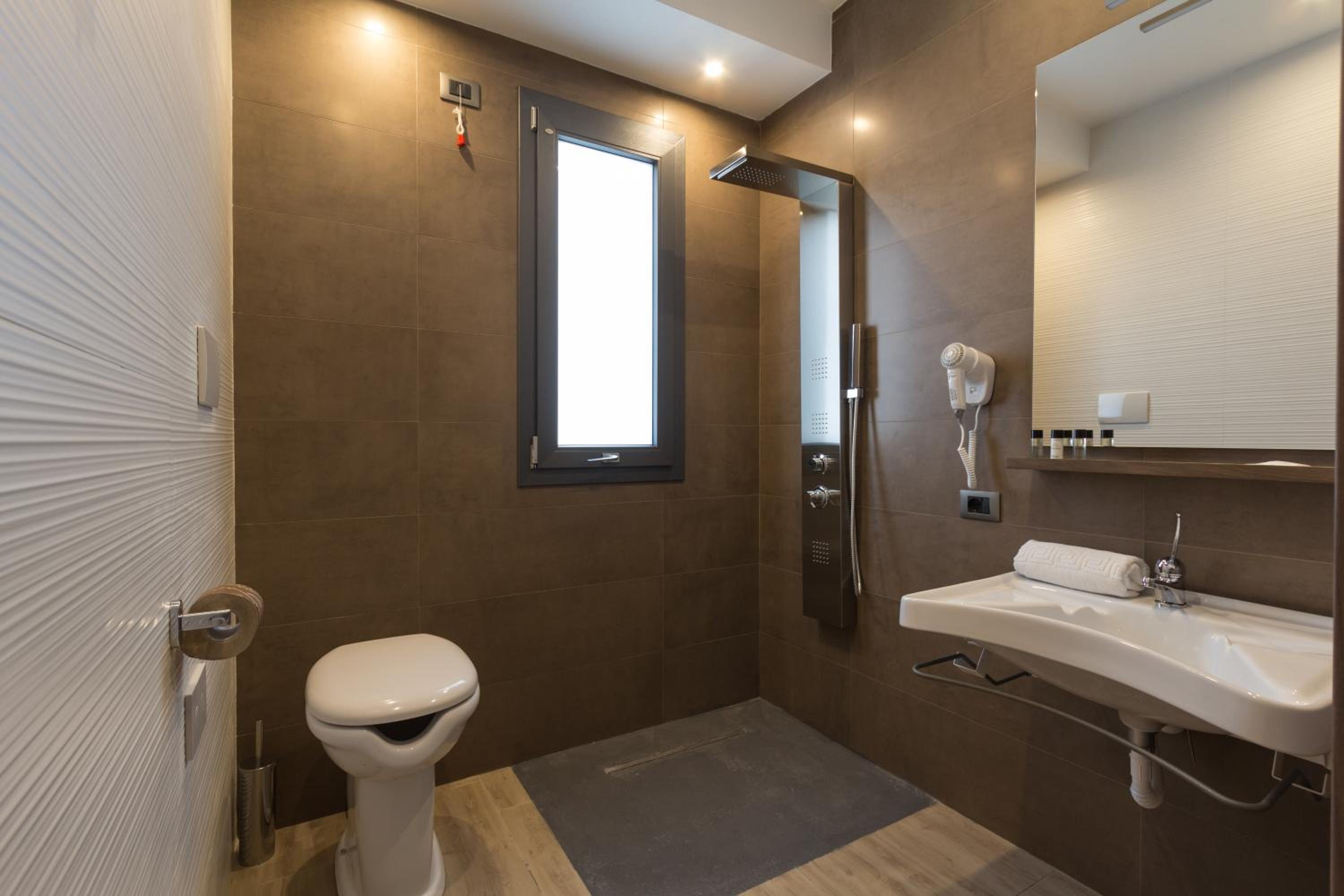 Double or Twin Room - Disability Access - Photo 4