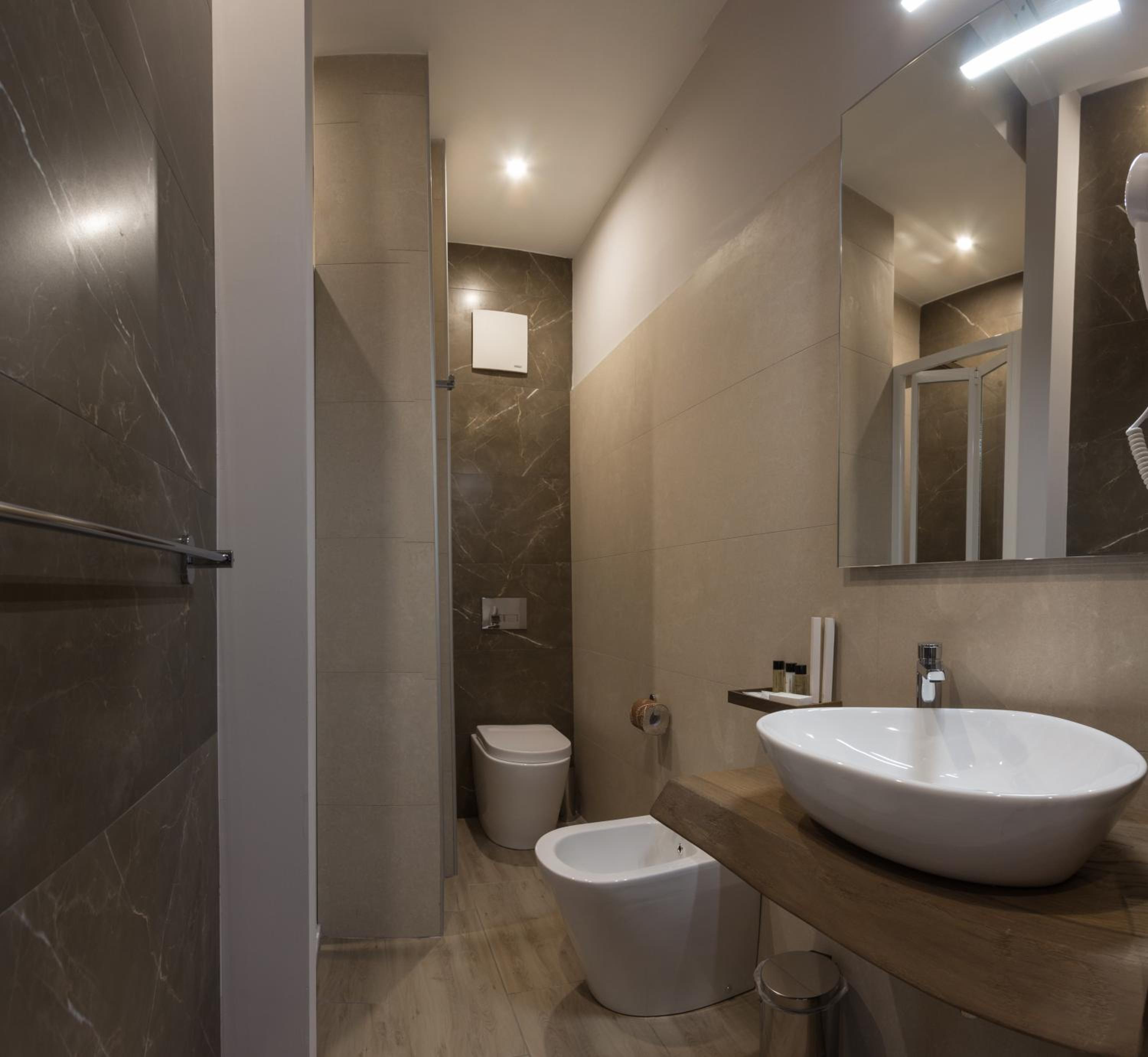 Double or Twin Room with Balcony - Photo 8