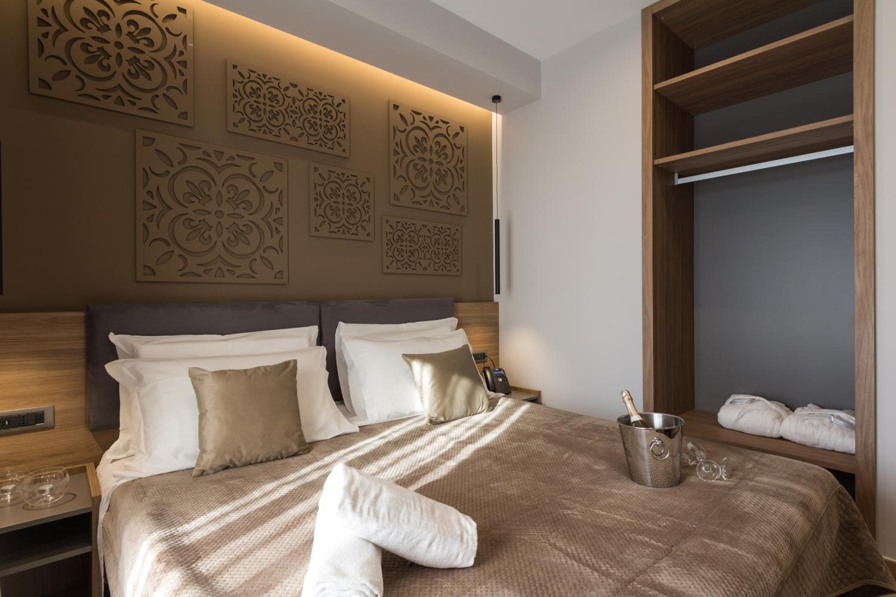 Double or Twin Room with Balcony - Photo 7