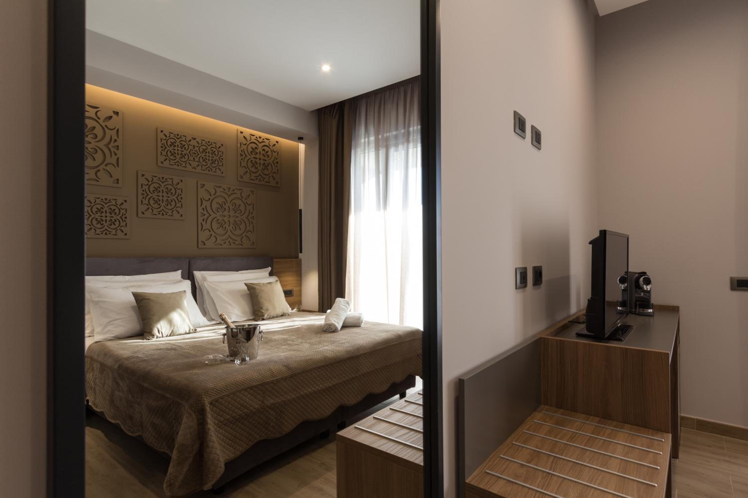 Double or Twin Room with Balcony - Photo 1