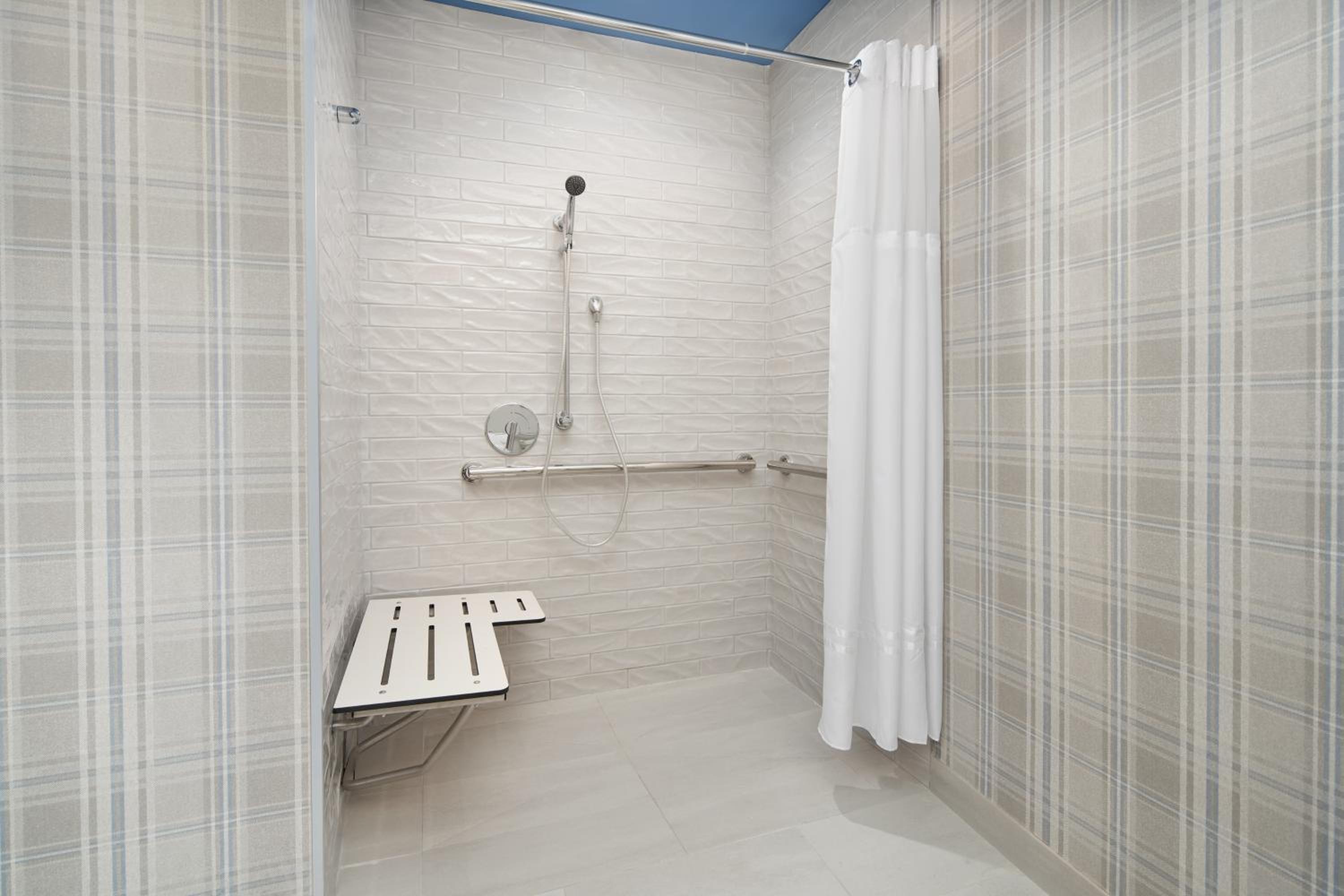 Double Room with Two Double Beds - Disability Access - Roll In Shower/Non-Smoking - Photo 3