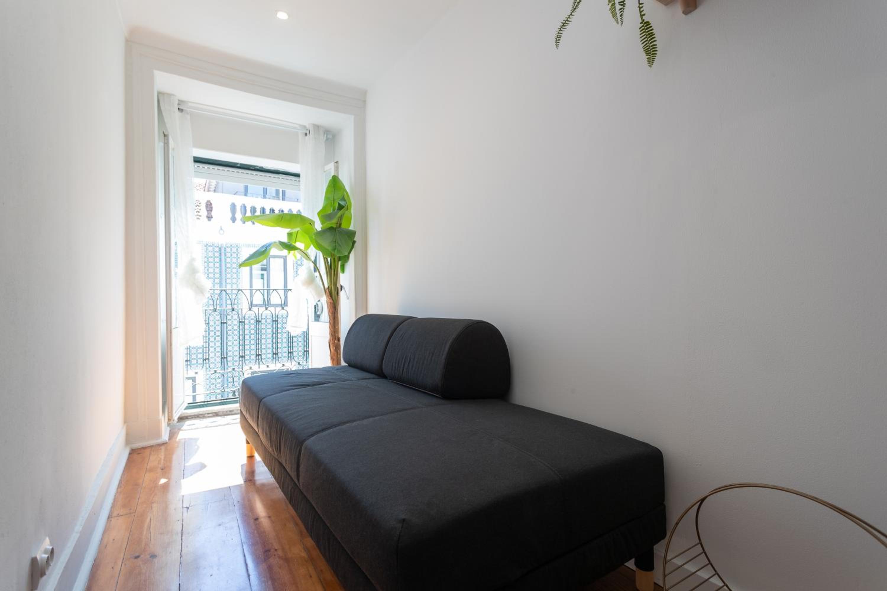 Second Floor Two Bedroom Apartment with Balcony - Photo 17