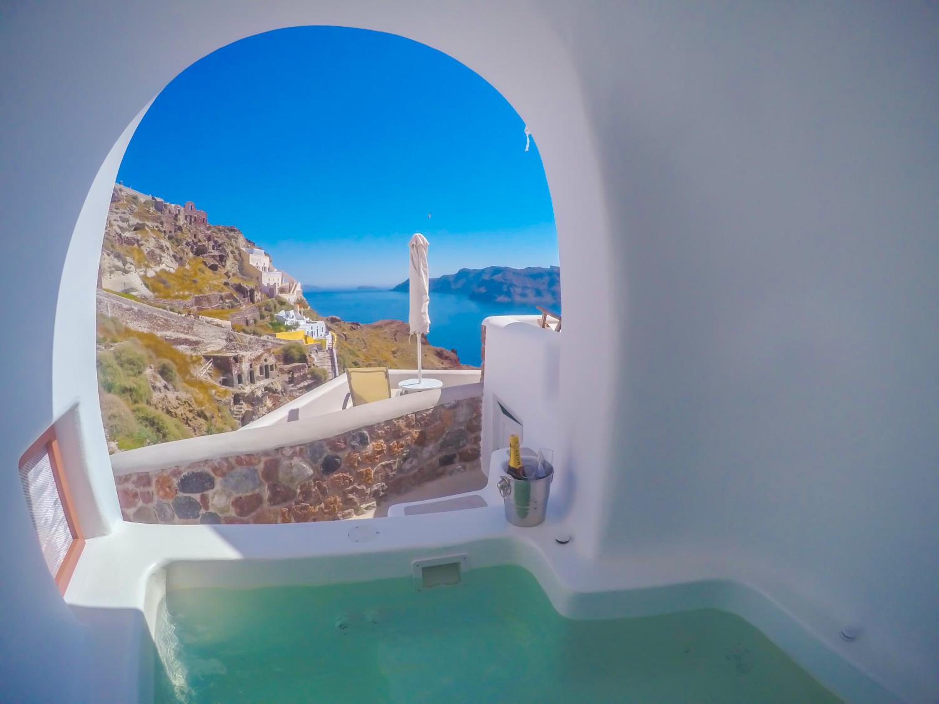 Cave Superior Studio with Outdoor Hot Tub photo 2