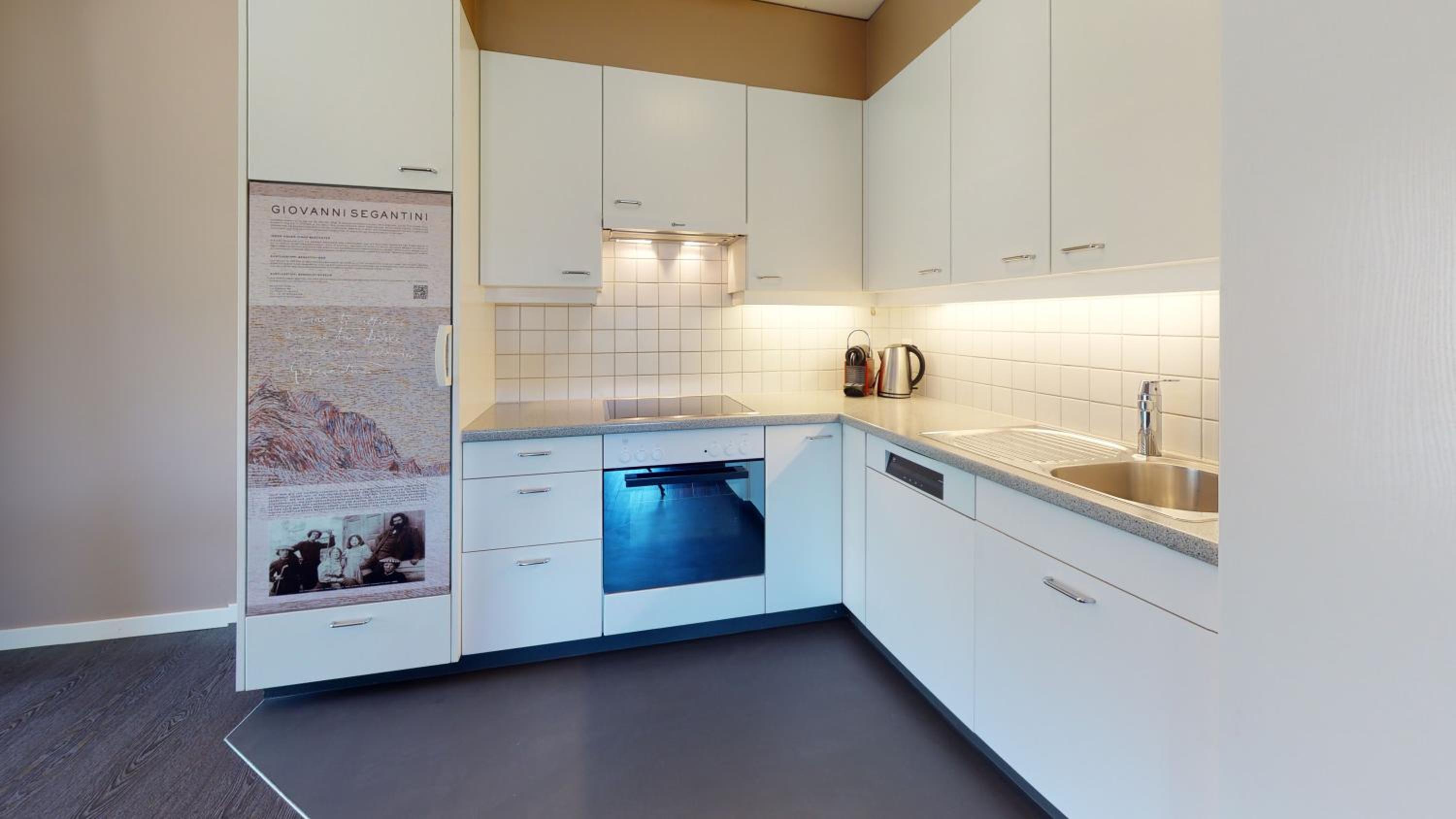 Modern Three-bedroom Apartment photo 2