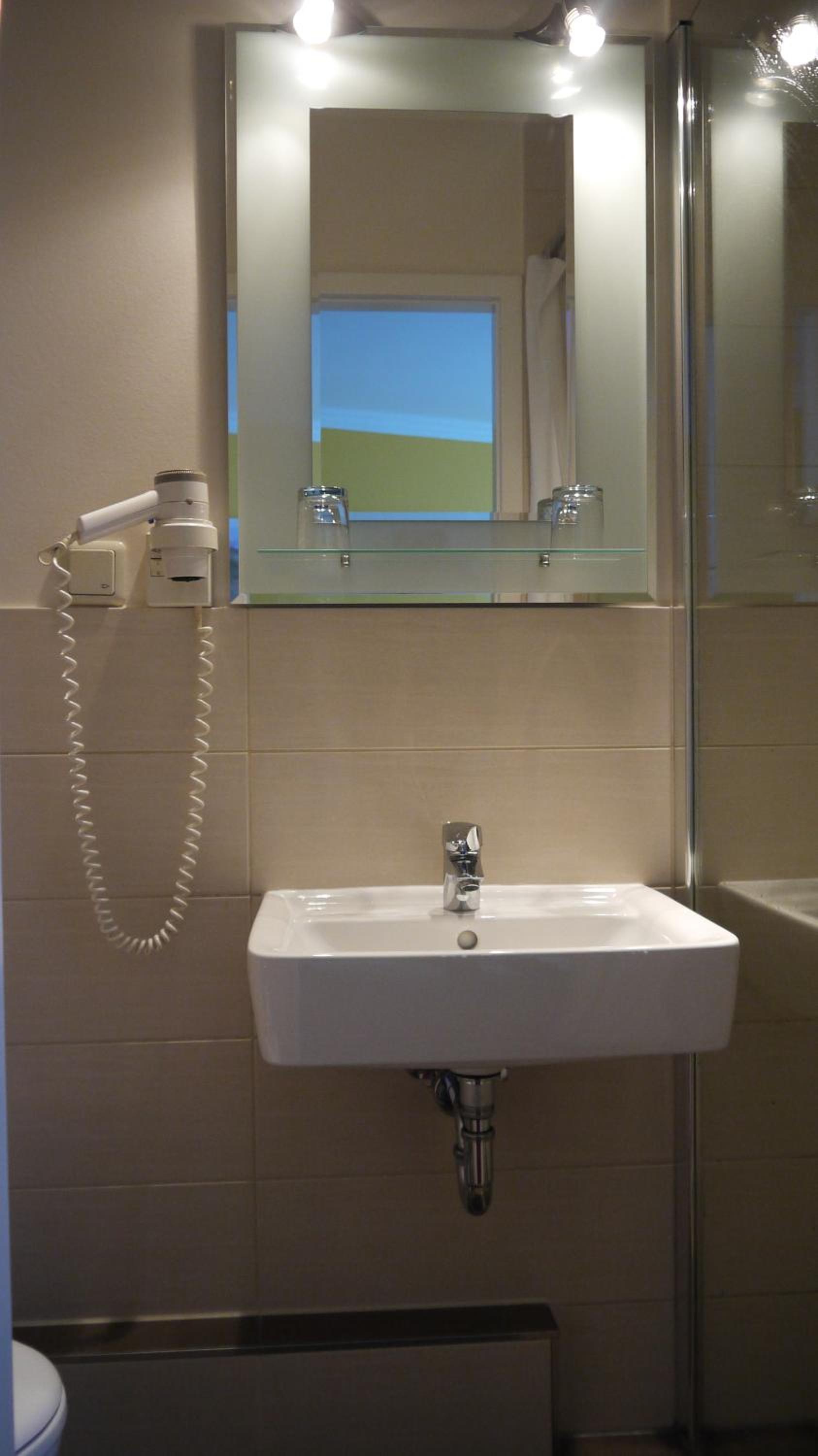 Double Room with Private Bathroom - Photo 18