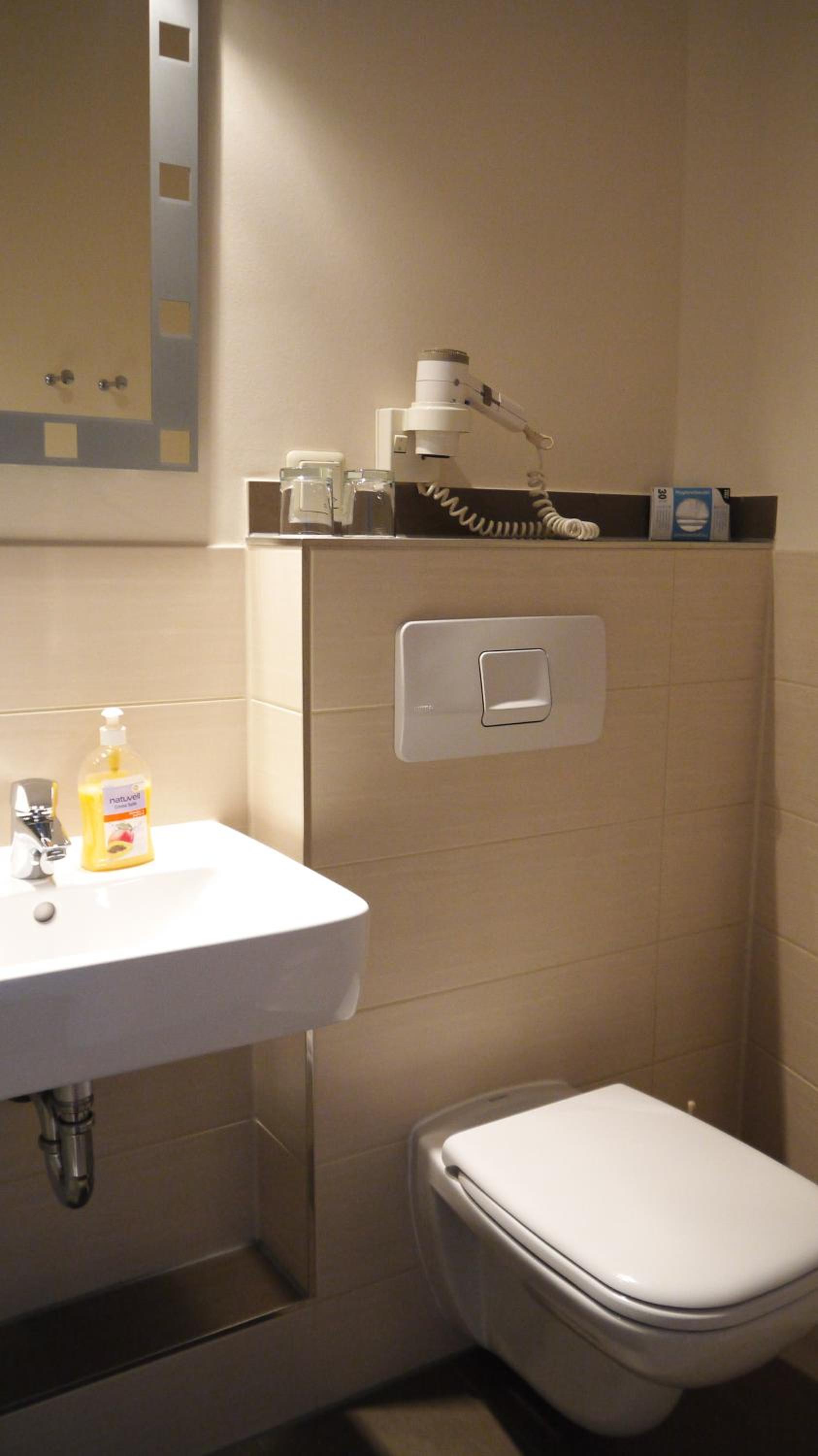 Double Room with Private Bathroom - Photo 16