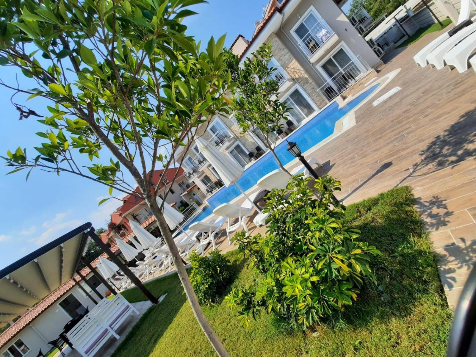 Double Room with Pool View - Photo 11
