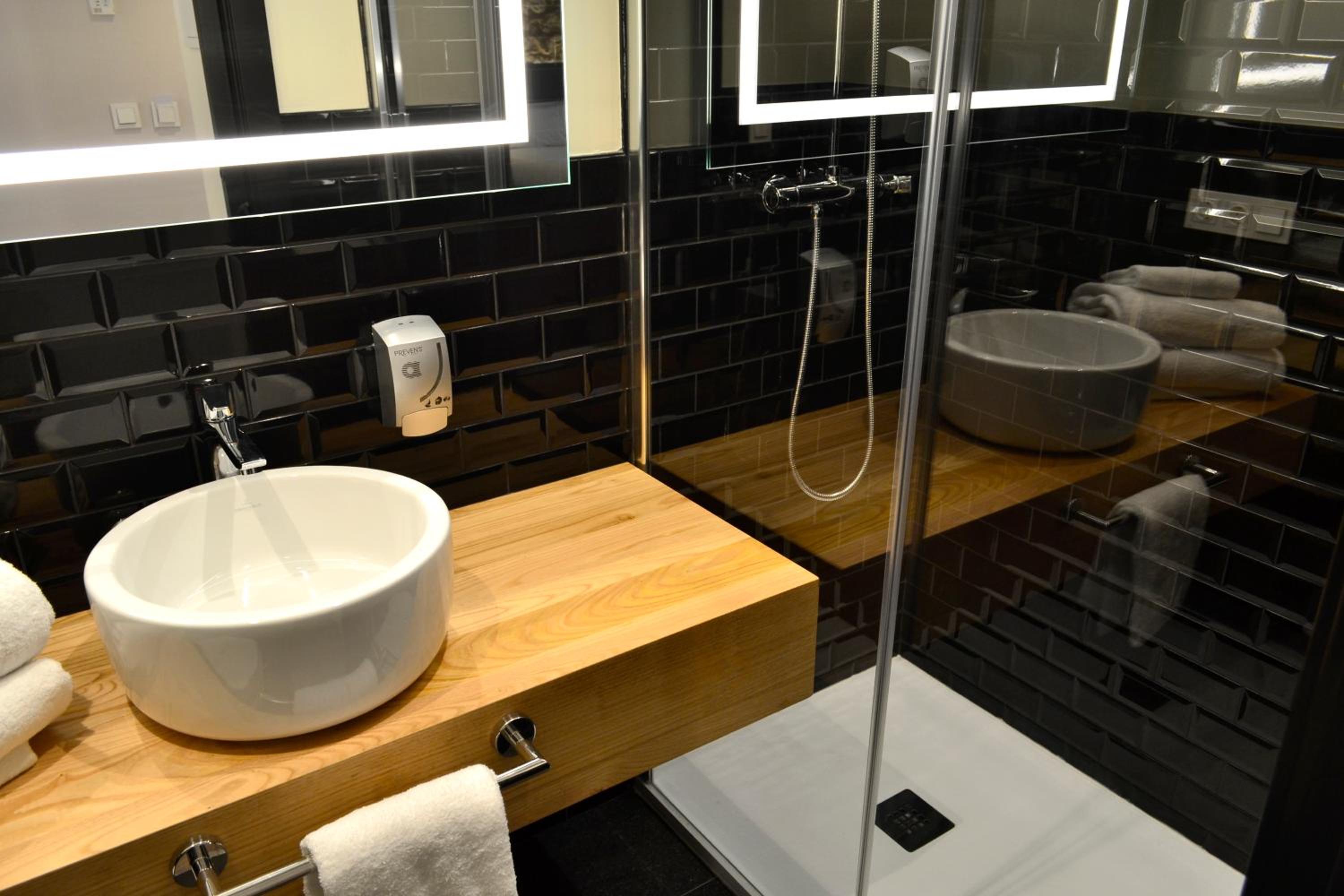 Double Room with Balcony - Photo 6