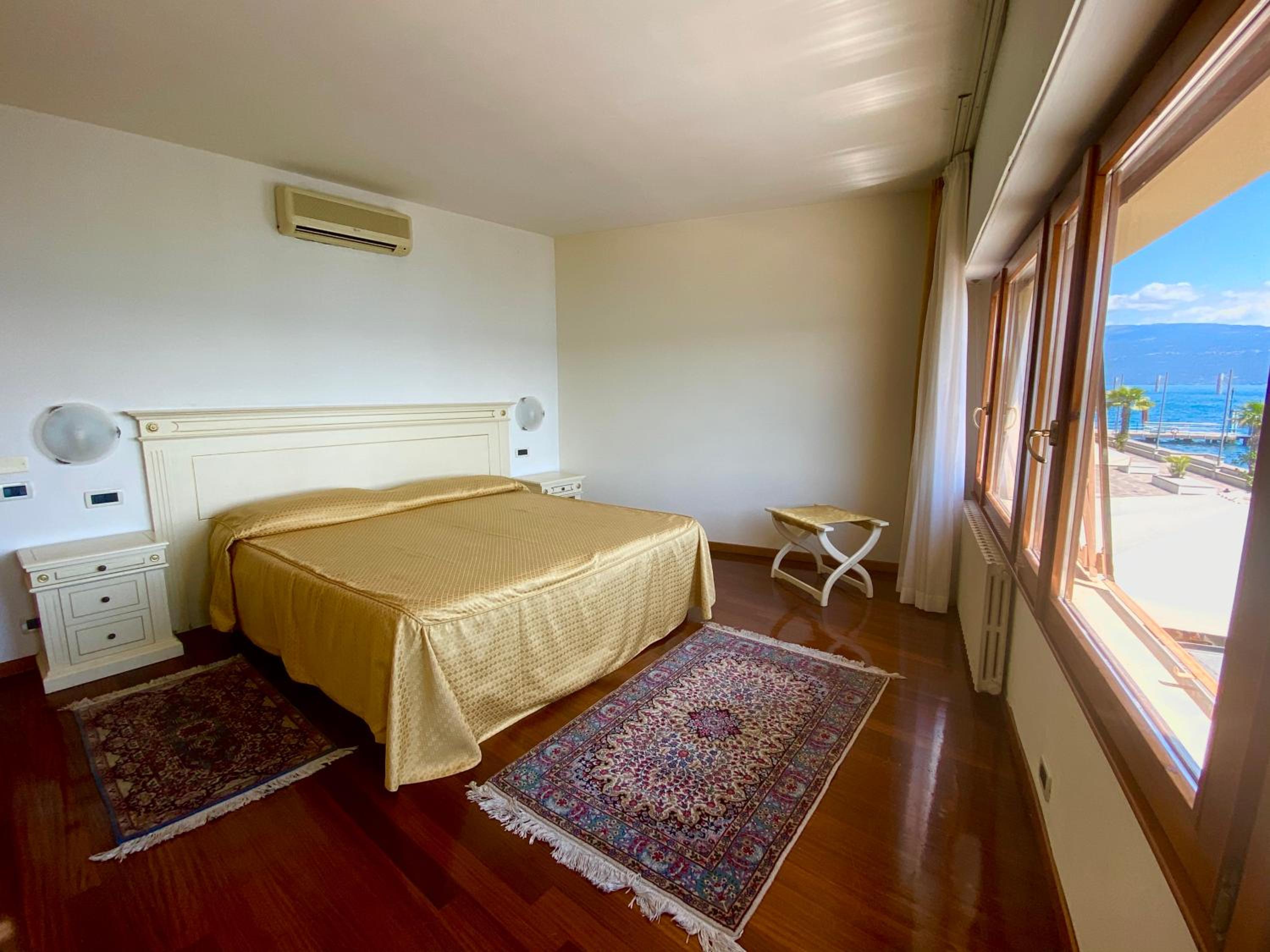 Quadruple Room with Lake View - Photo 4