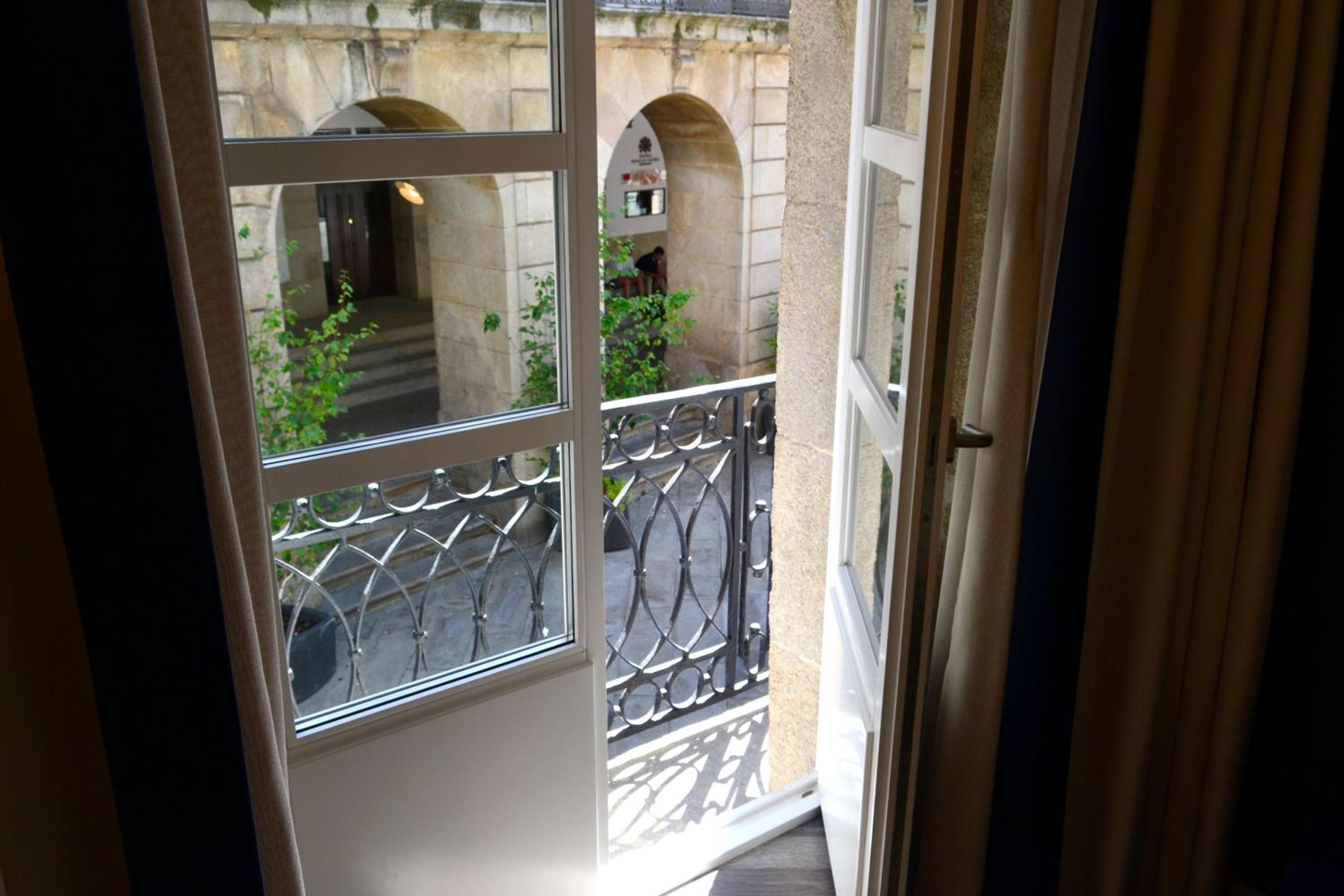 Double Room with Balcony - Photo 3