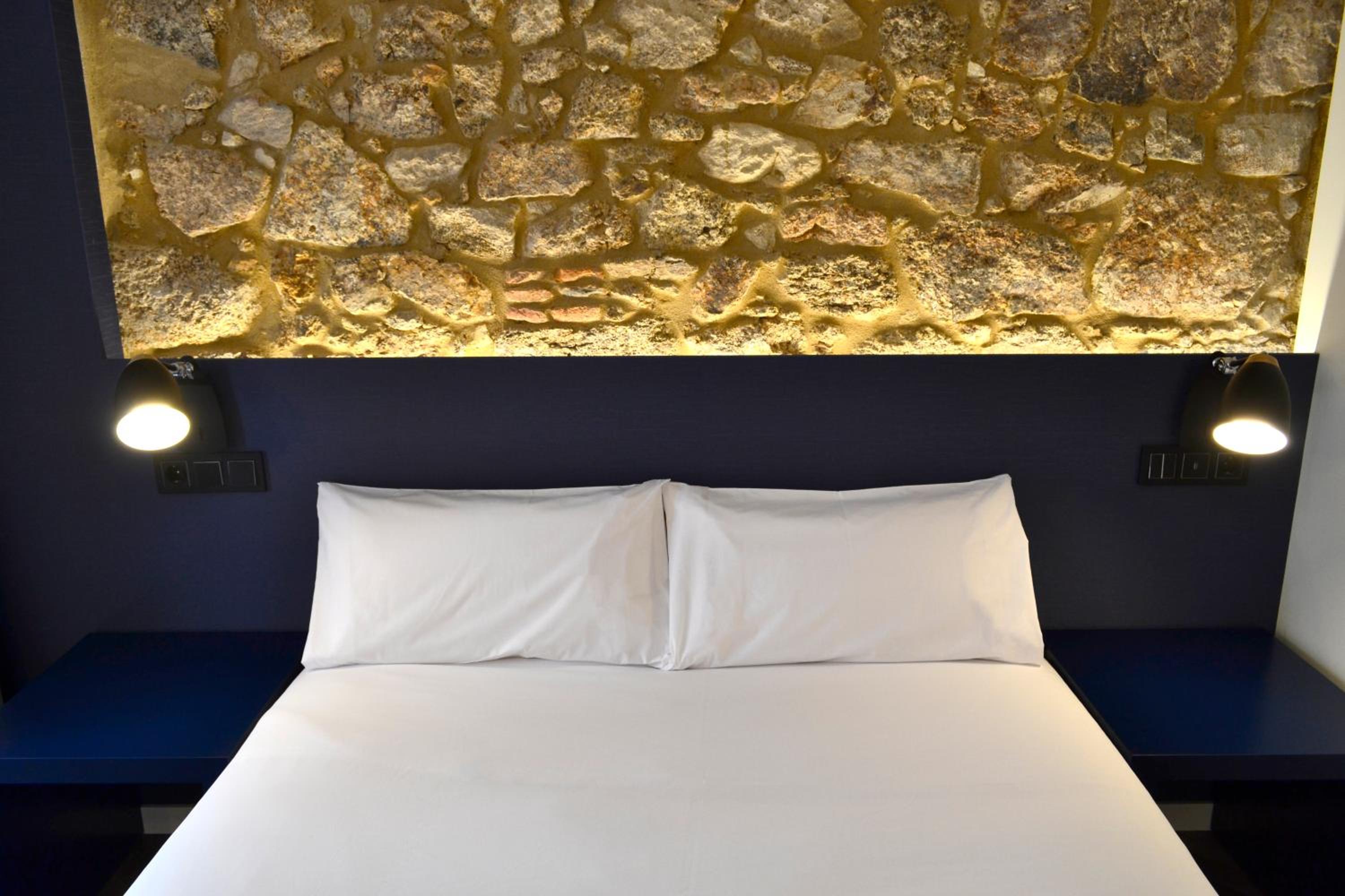 Double Room with Balcony - Photo 5