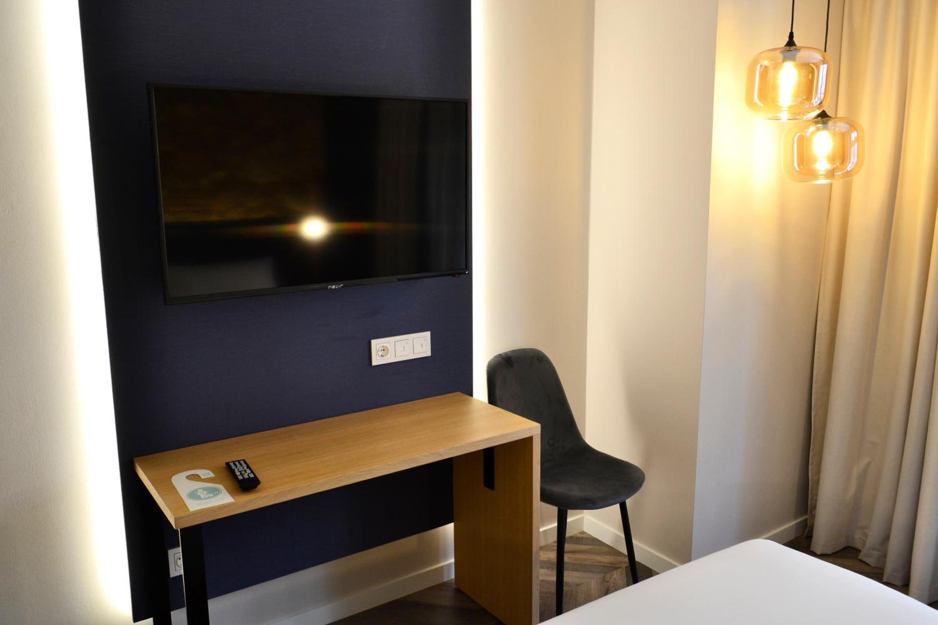 Double Room with Balcony - Photo 9