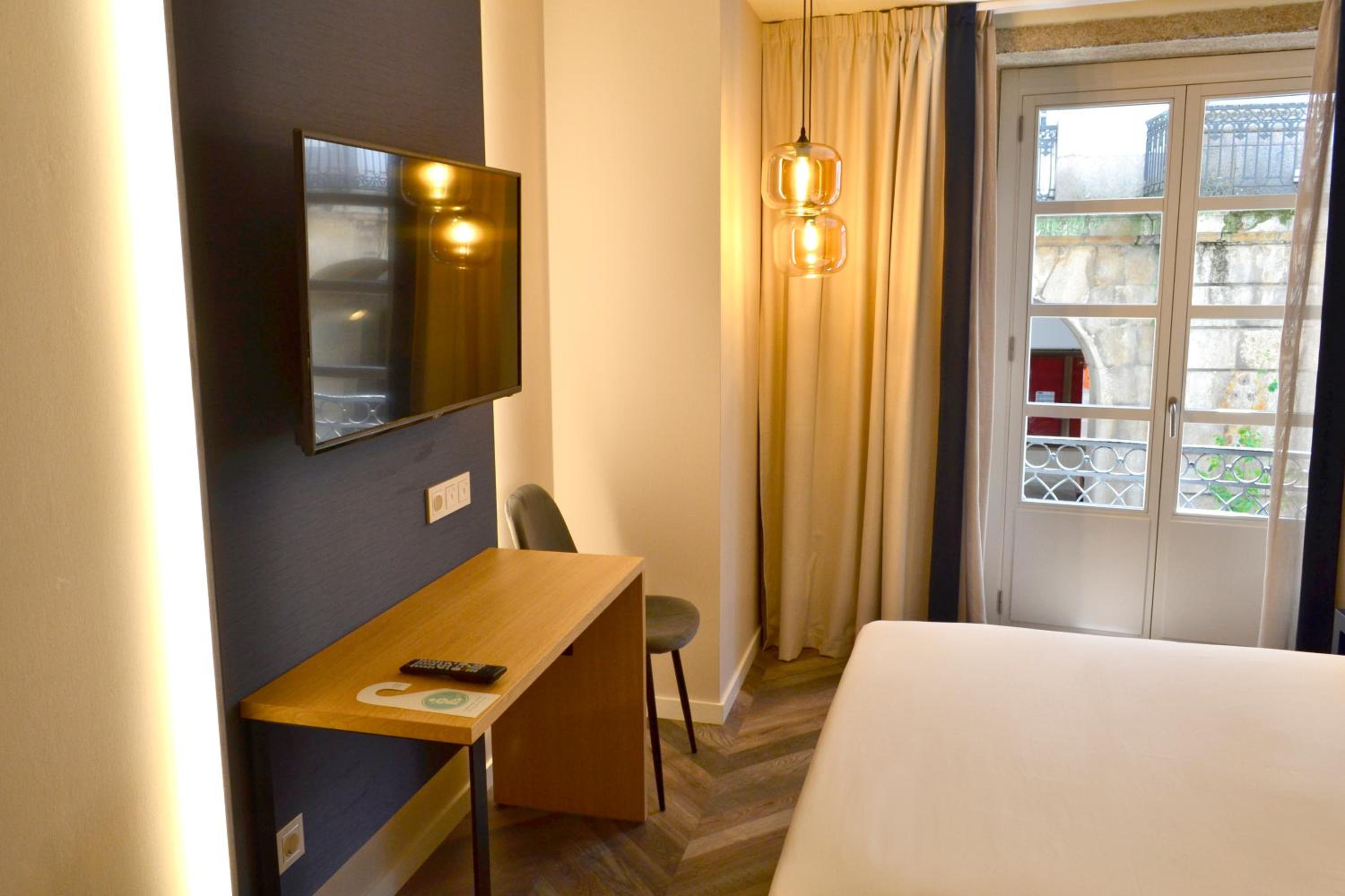 Double Room with Balcony - Photo 8