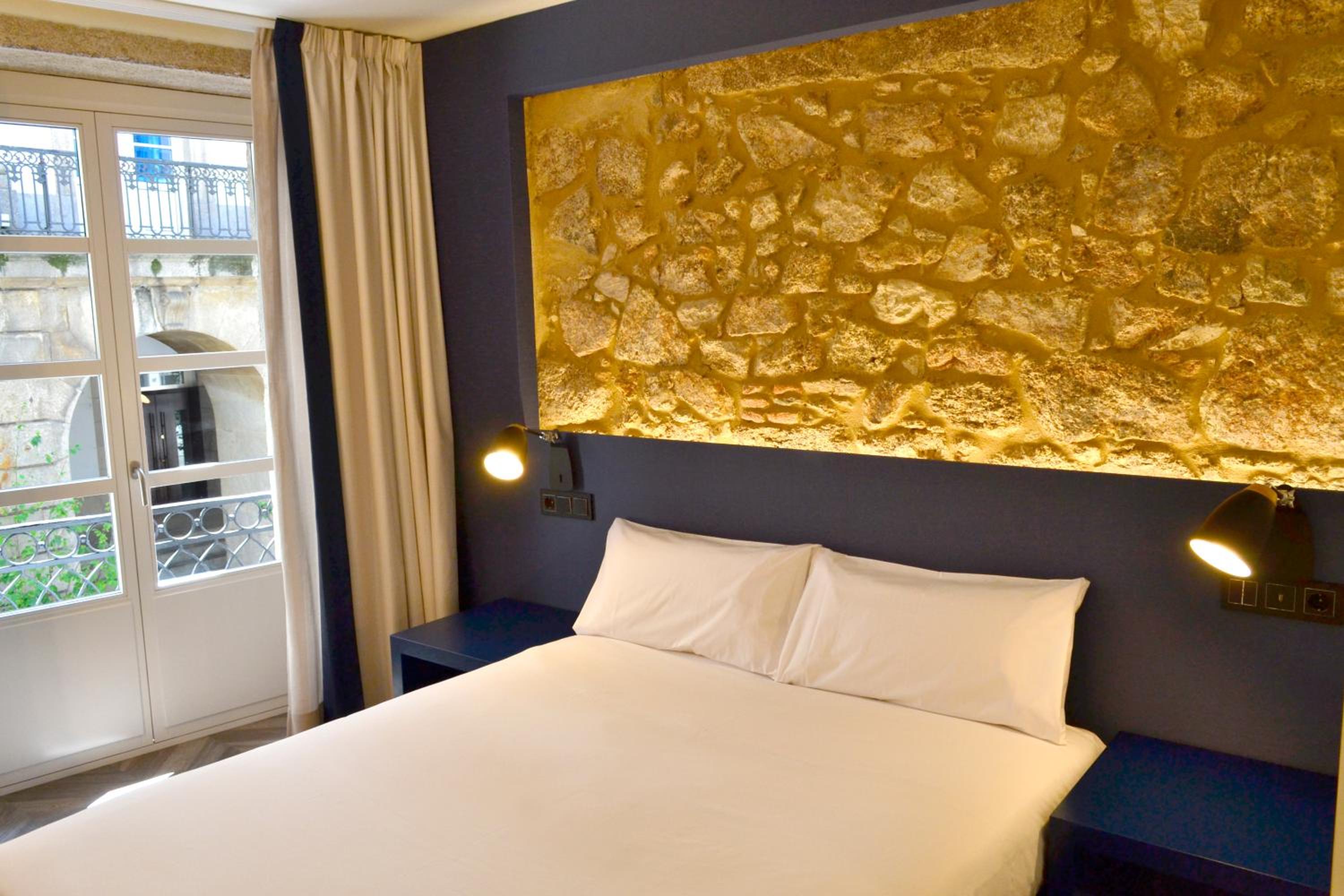 Double Room with Balcony - Photo 2