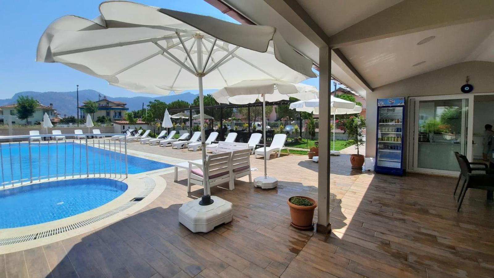 Double Room with Pool View - Photo 9