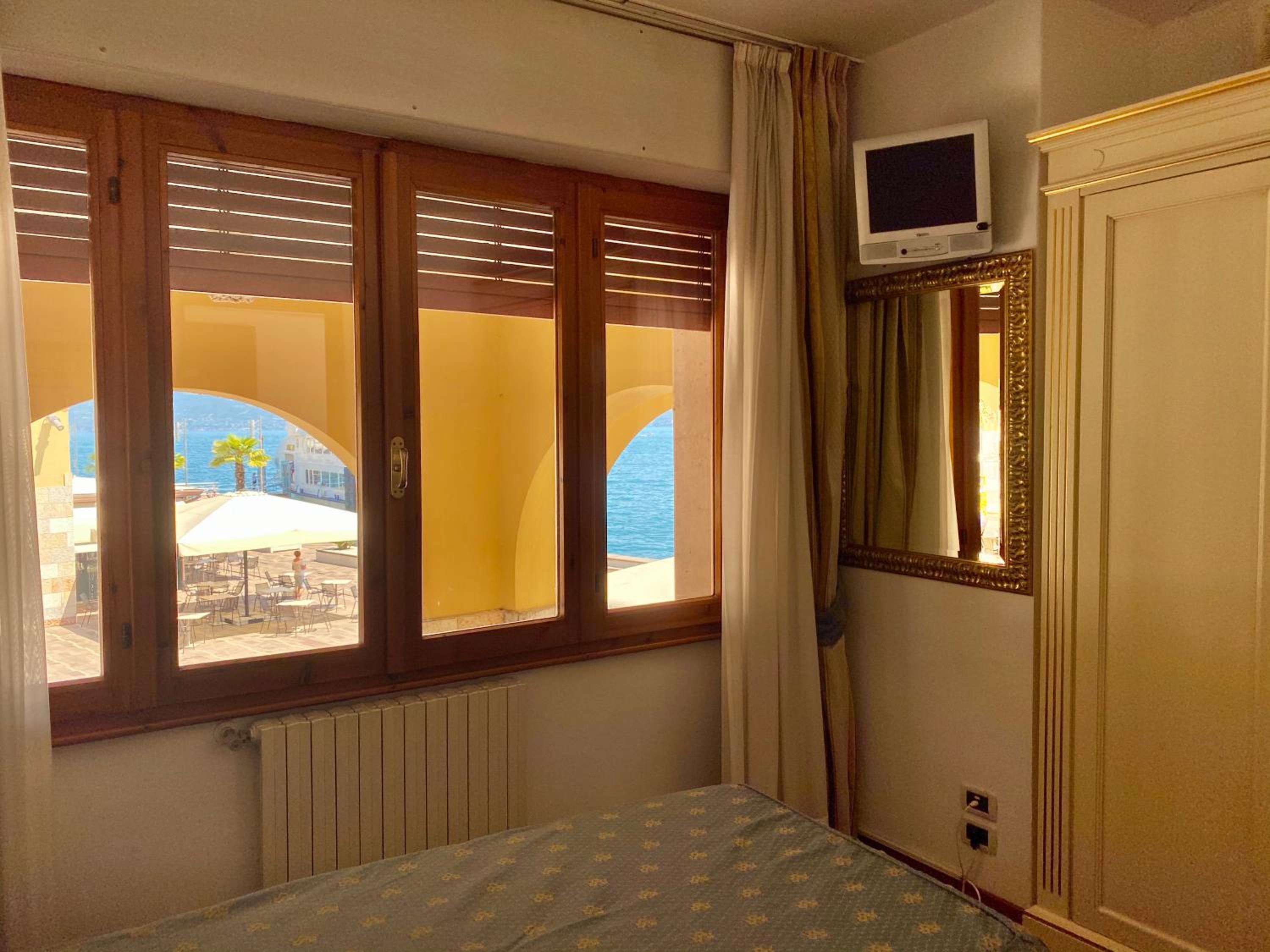Quadruple Room with Lake View - Photo 3