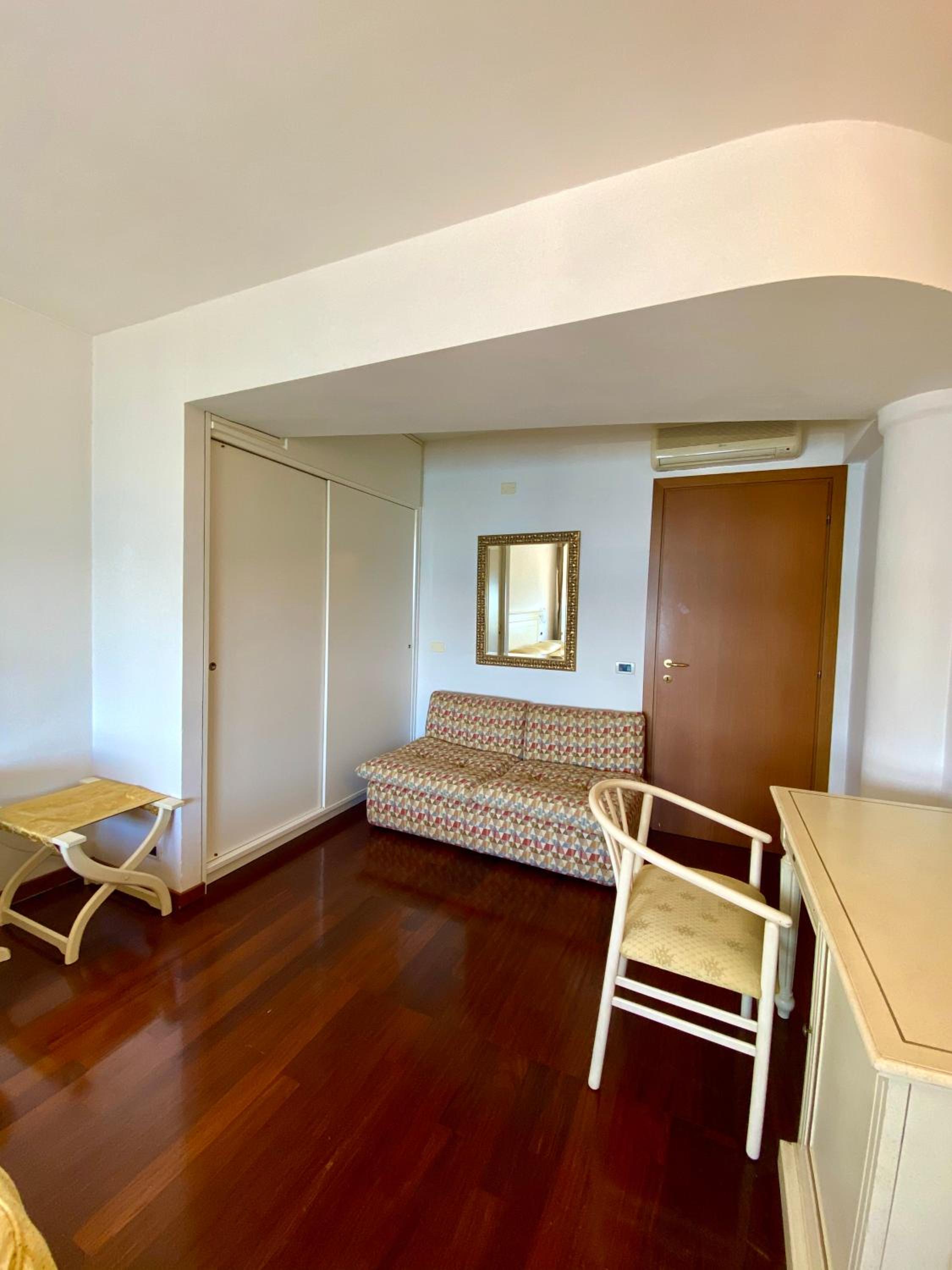 Double Room with Lake View - Photo 3