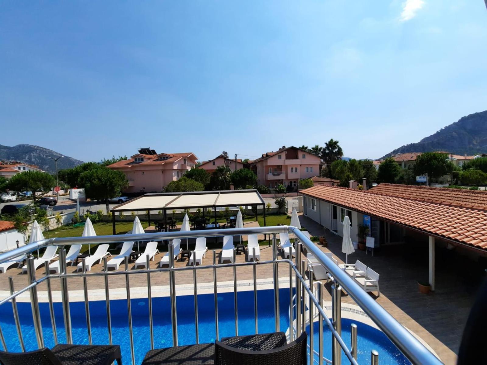 Double Room with Pool View - Photo 10