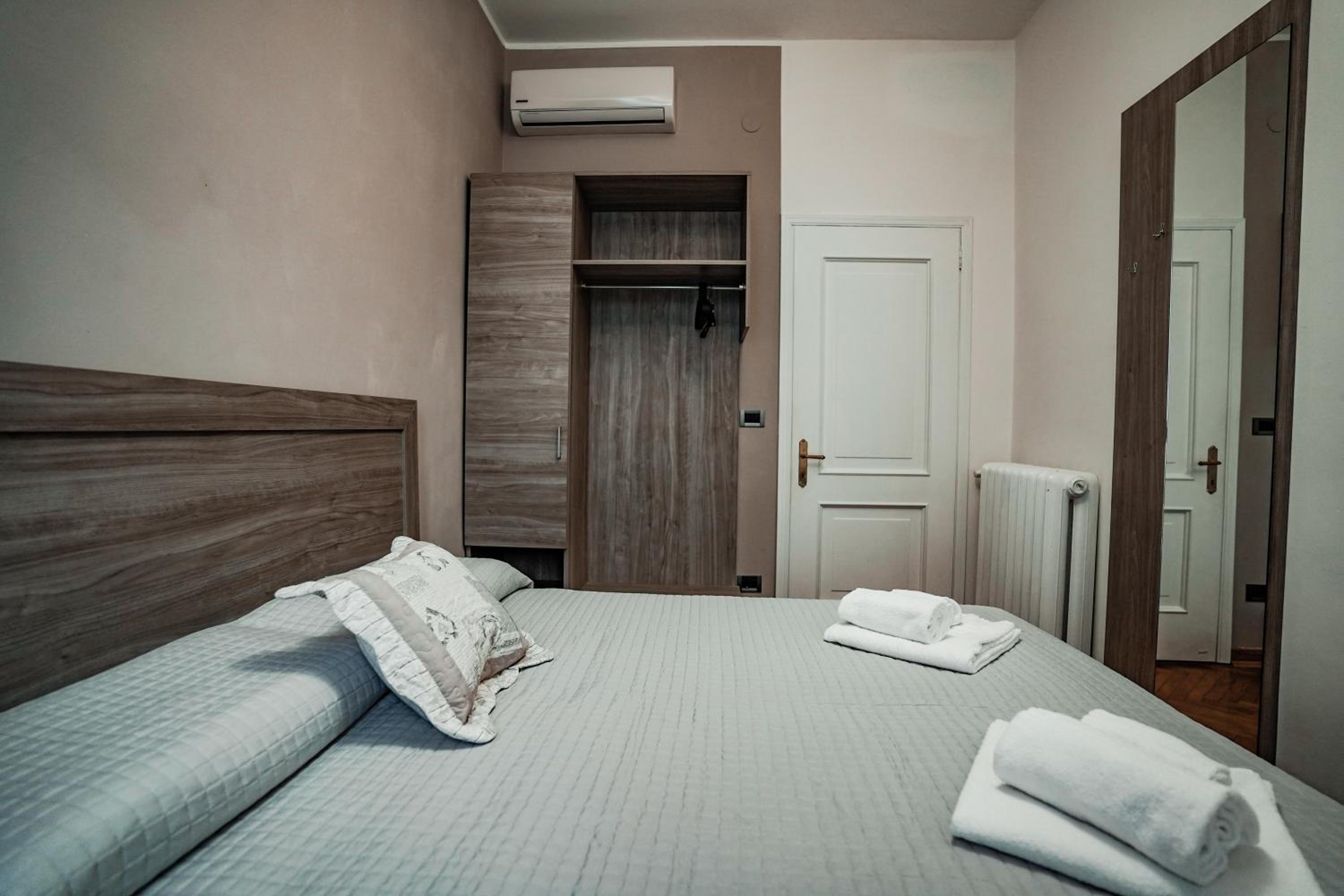 Double or Twin Room with Private External Bathroom - Photo 1