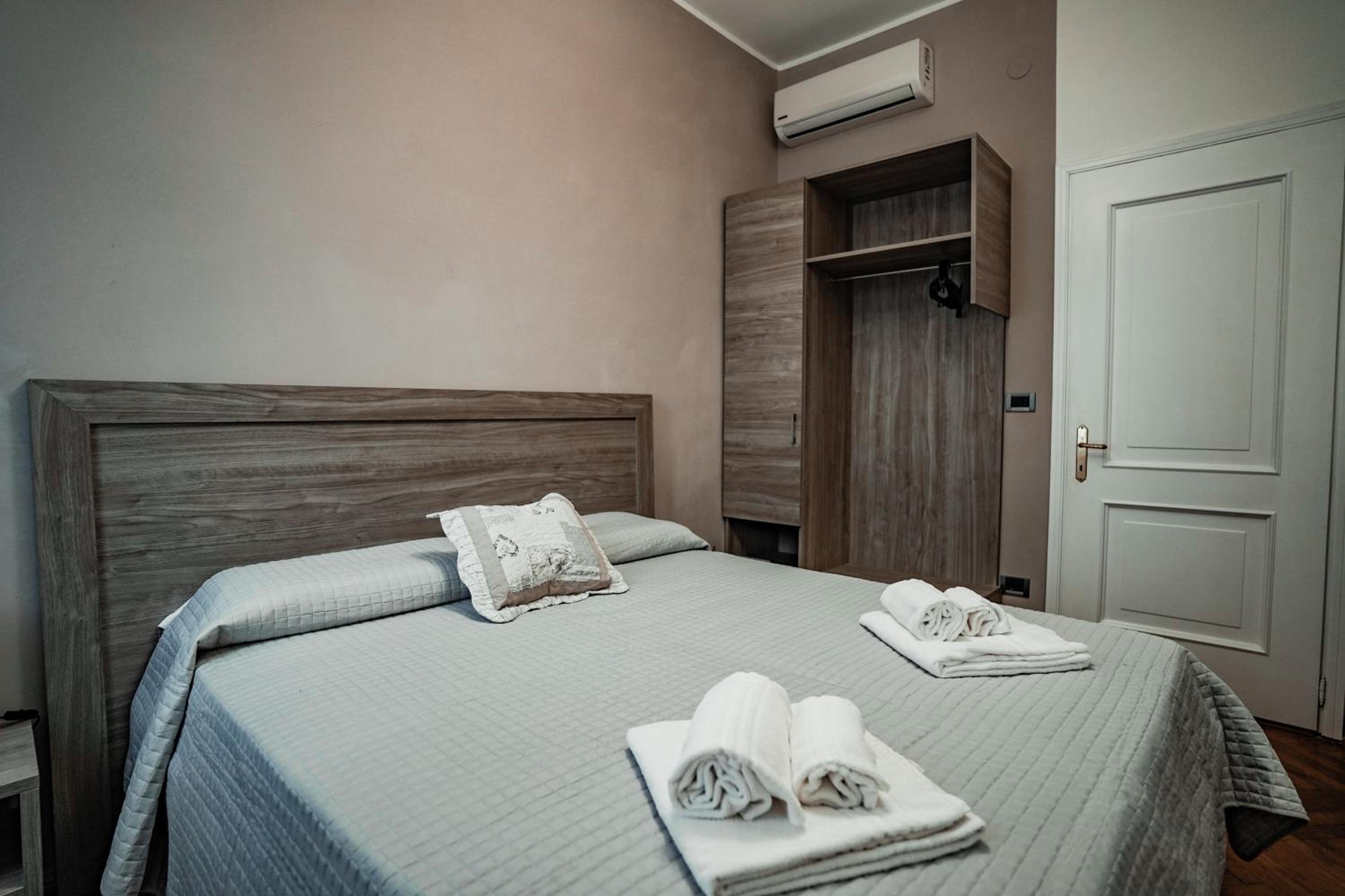 Double or Twin Room with Private External Bathroom - Photo 3