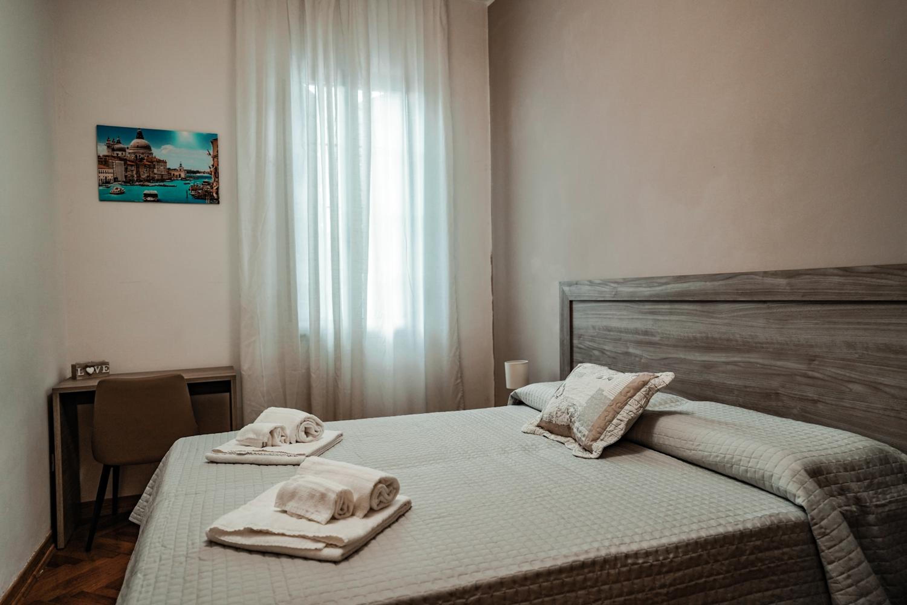 Double or Twin Room with Private External Bathroom - Photo 2