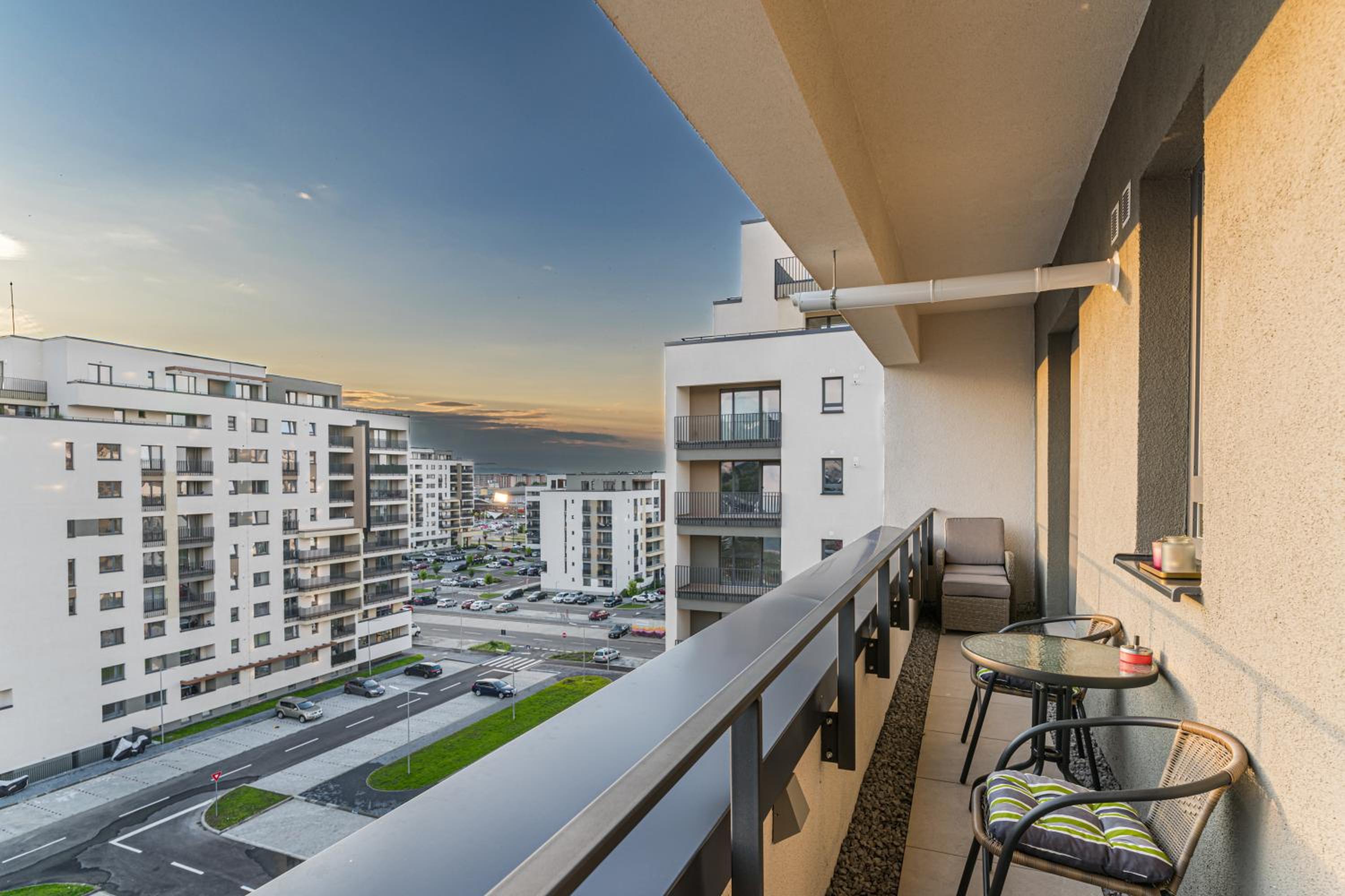 Business Studio with Balcony - Photo 9