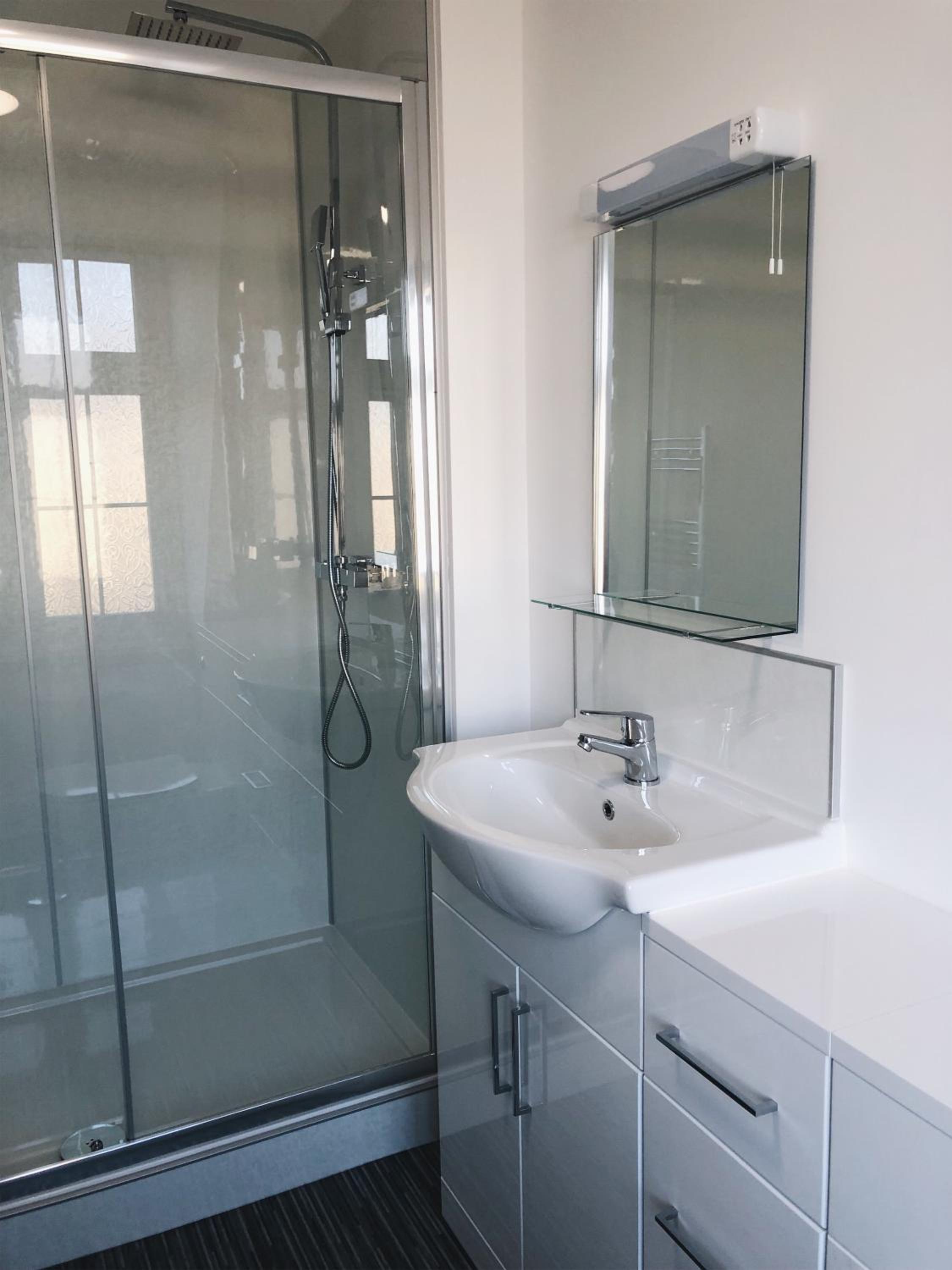 Double Room with Private Bathroom - Photo 10