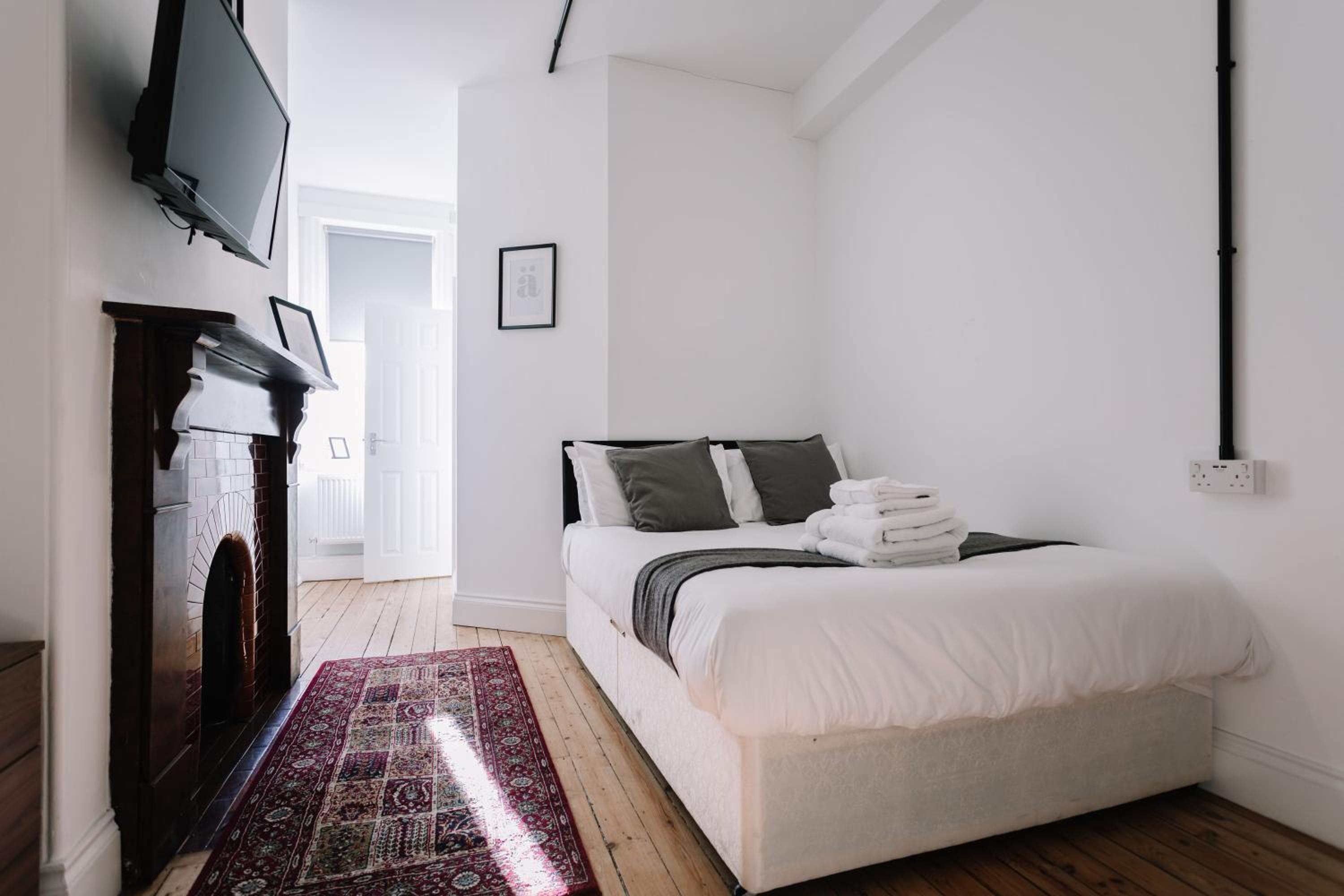 Double Room with Private Bathroom - Photo 6