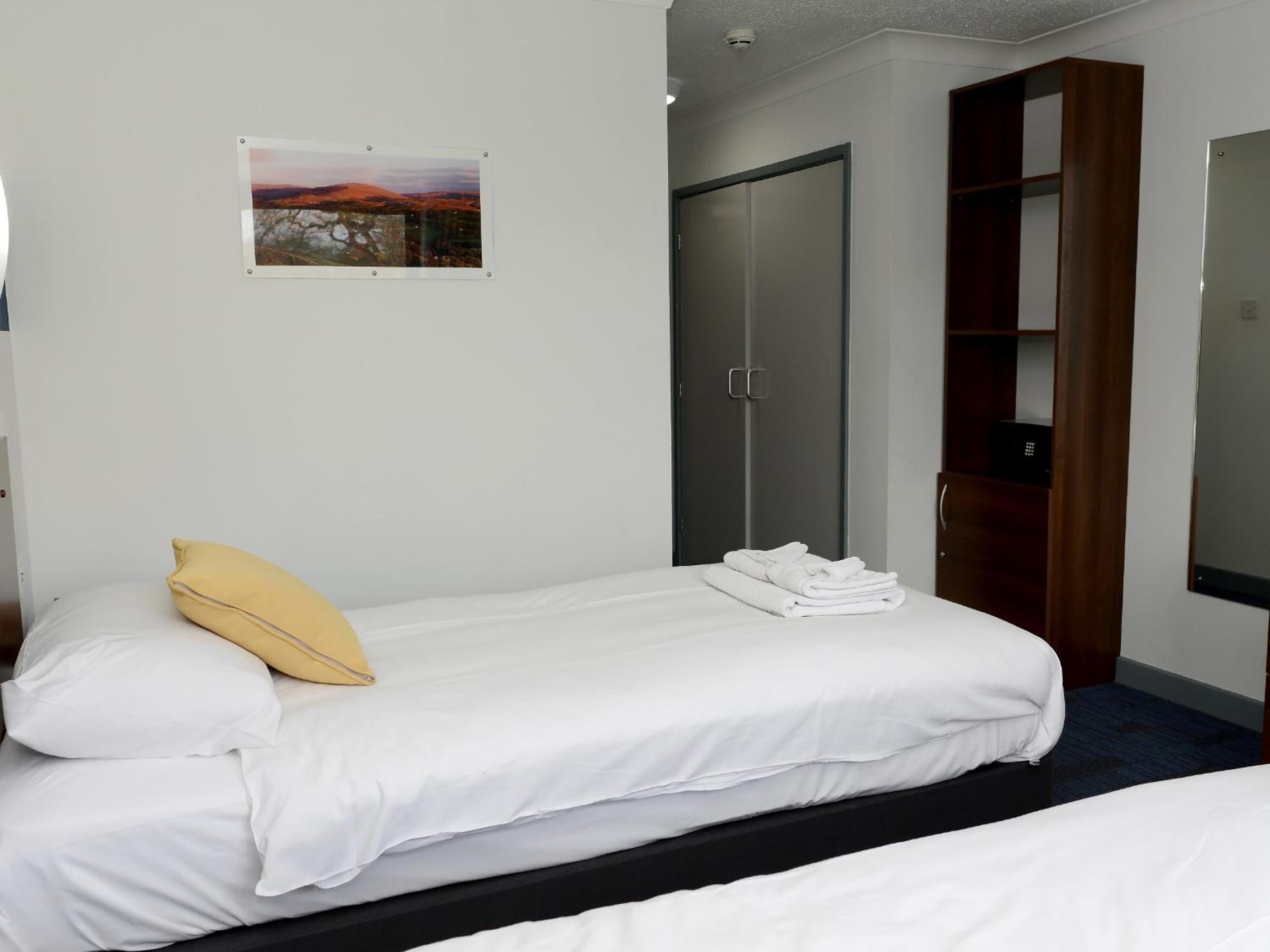 Twin Room with Private Bathroom photo 3