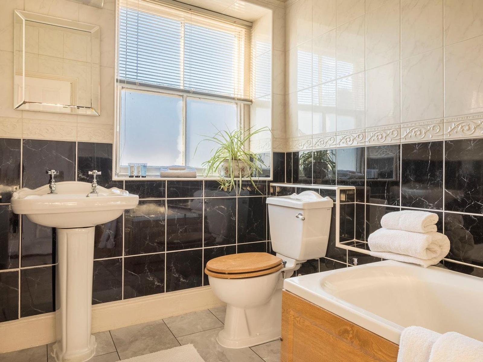 Twin Room with Private Bathroom photo 2