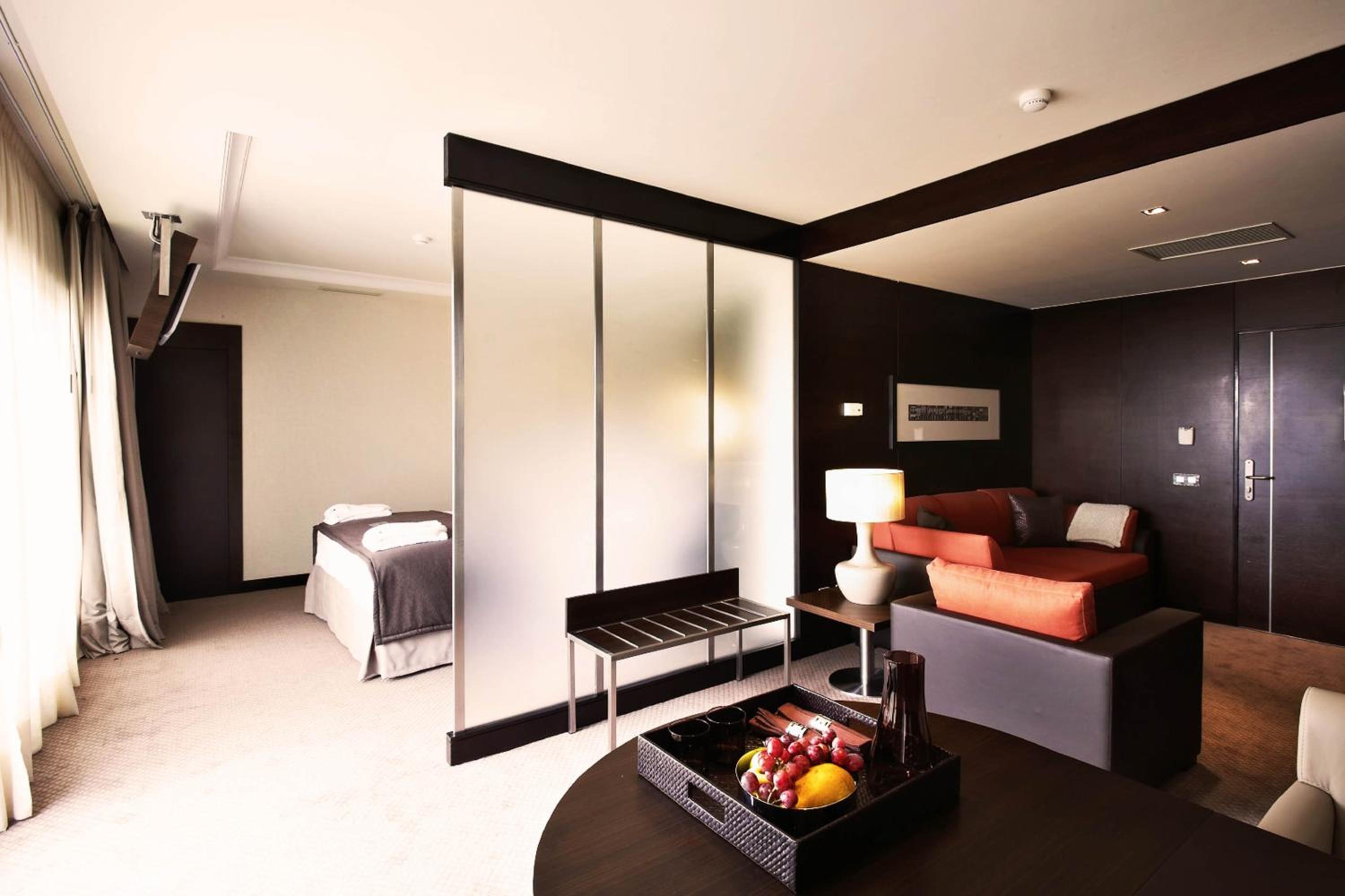 Suite with Hot Tub - Photo 6