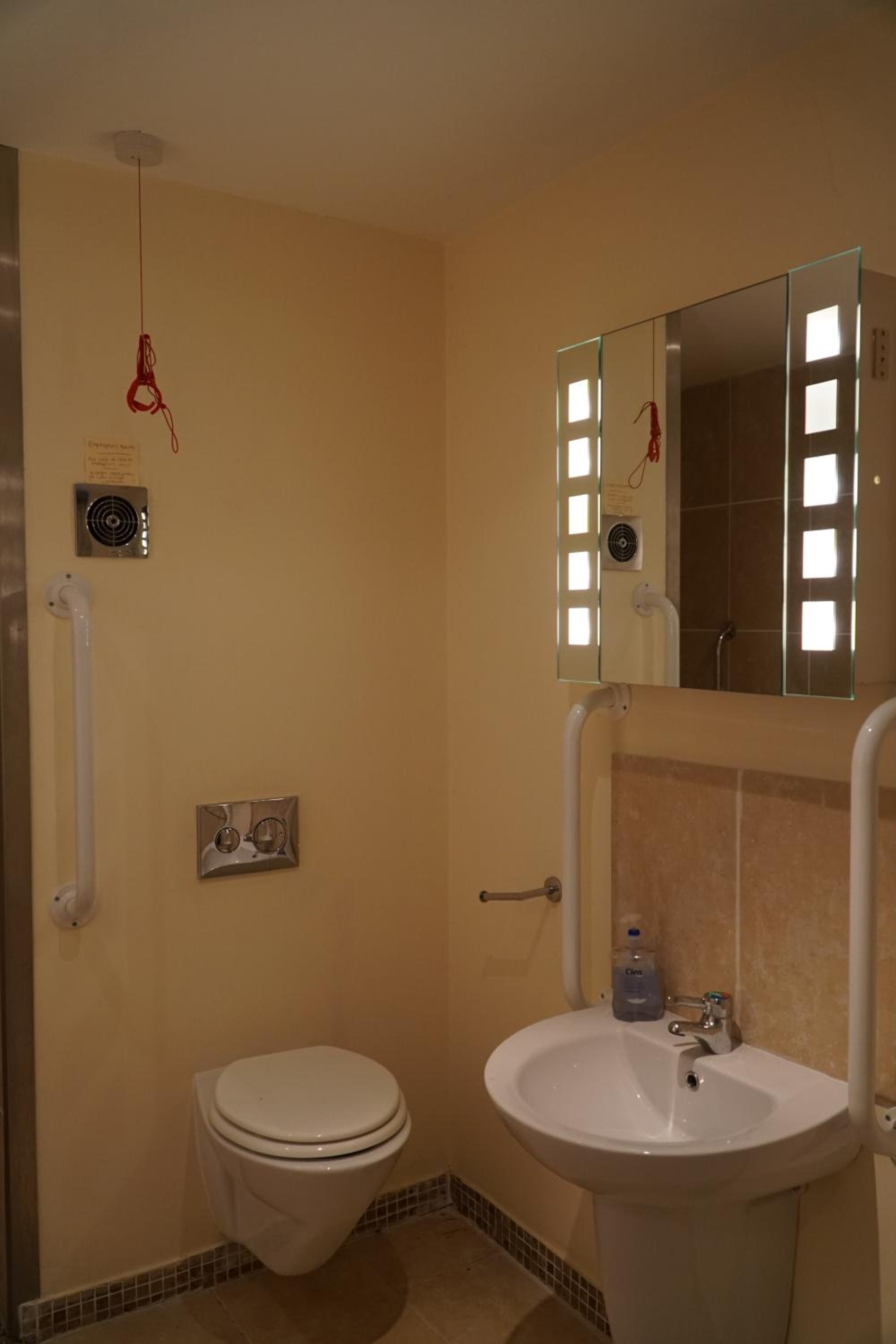 Standard Double Room - Photo 15