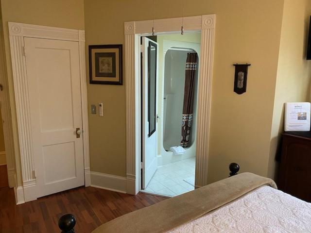 Queen Room photo 2