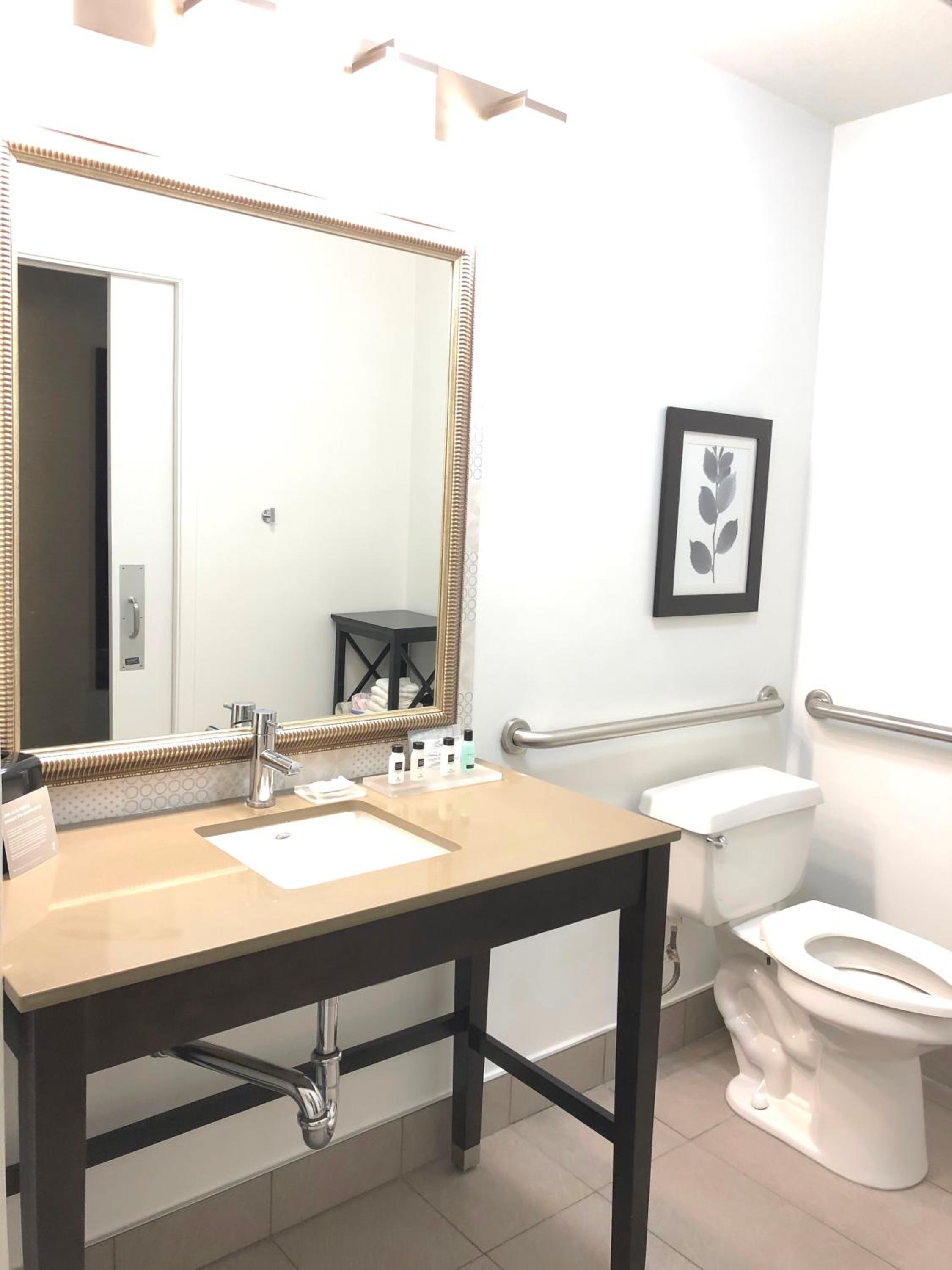 Queen Suite - Disability Access - Photo 6
