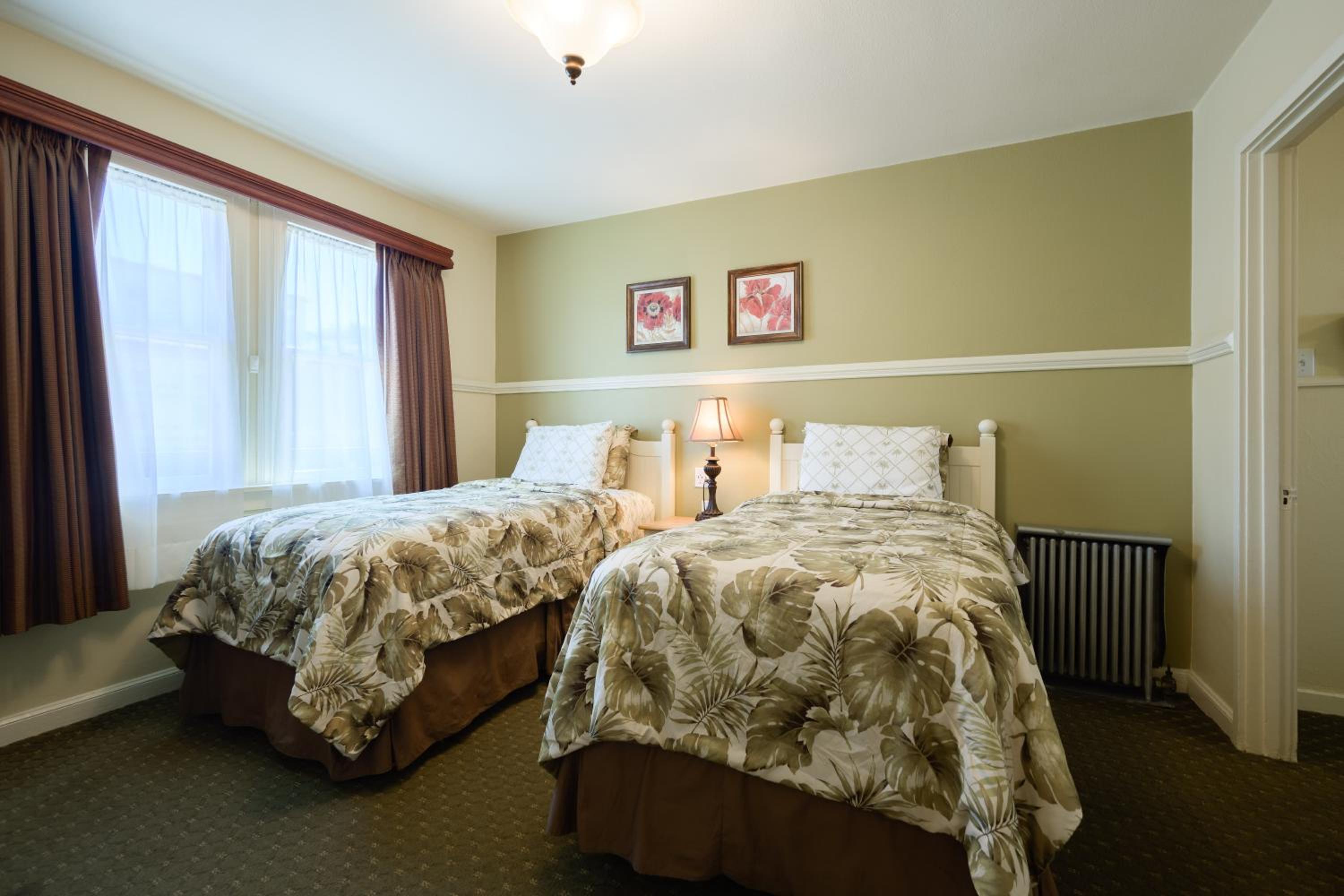 Street Facing Three Bed Family Room (No Pets) thumbnail 6