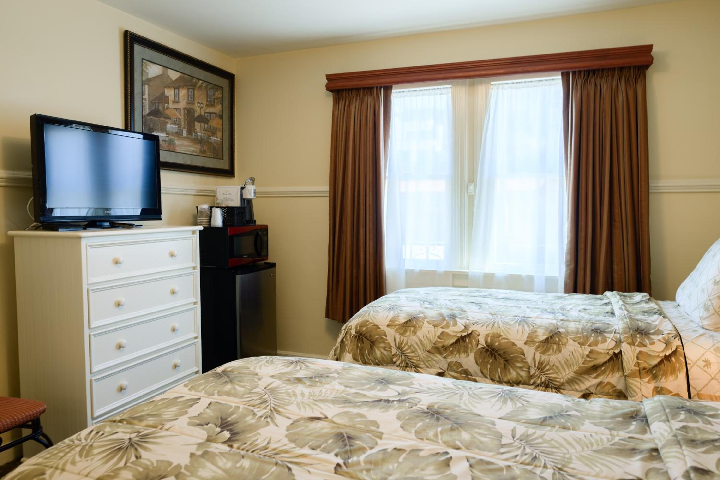Street Facing Three Bed Family Room (No Pets) thumbnail 5